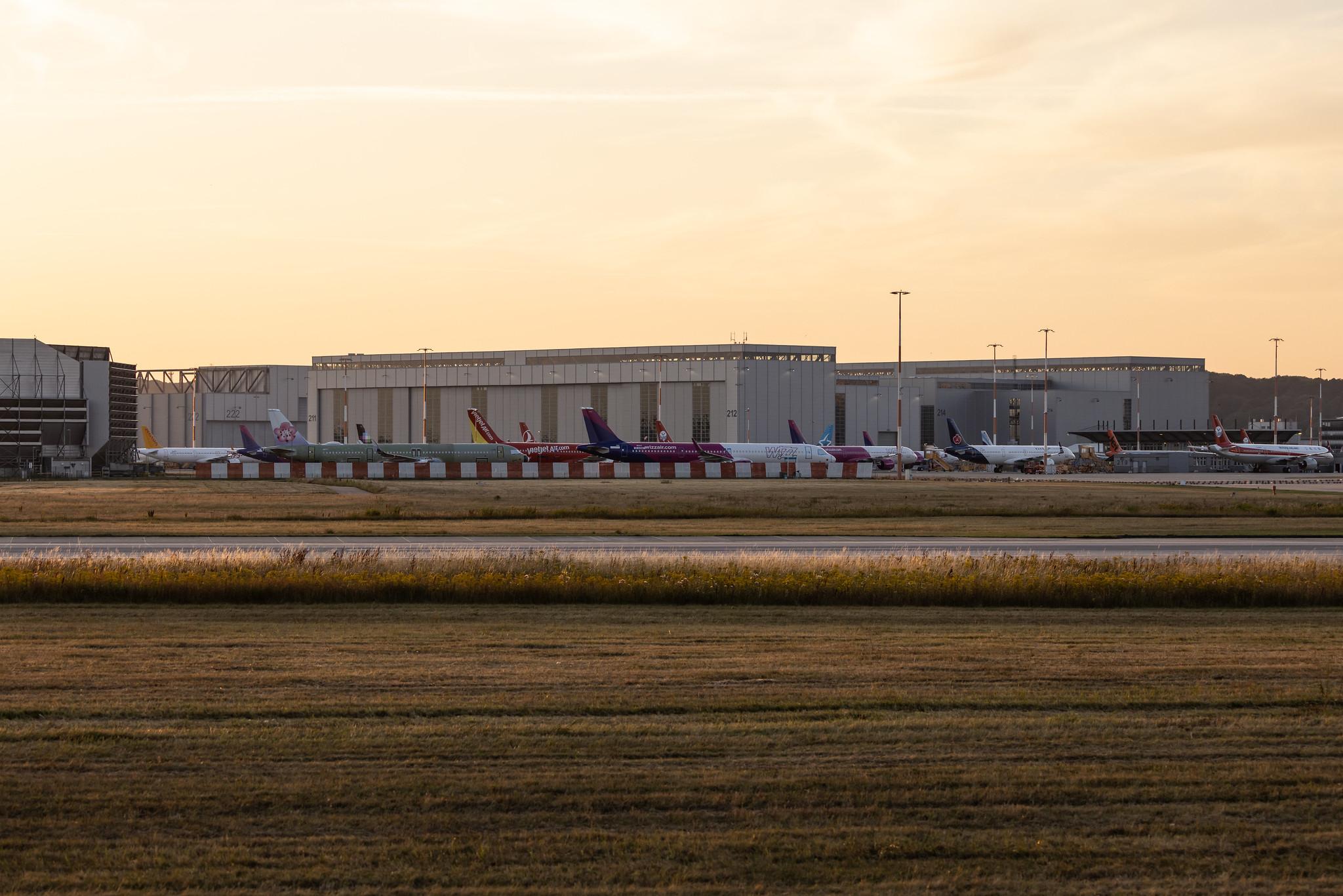 Hamburg Finkenwerder: Sonnenuntergang am Werksflughafen