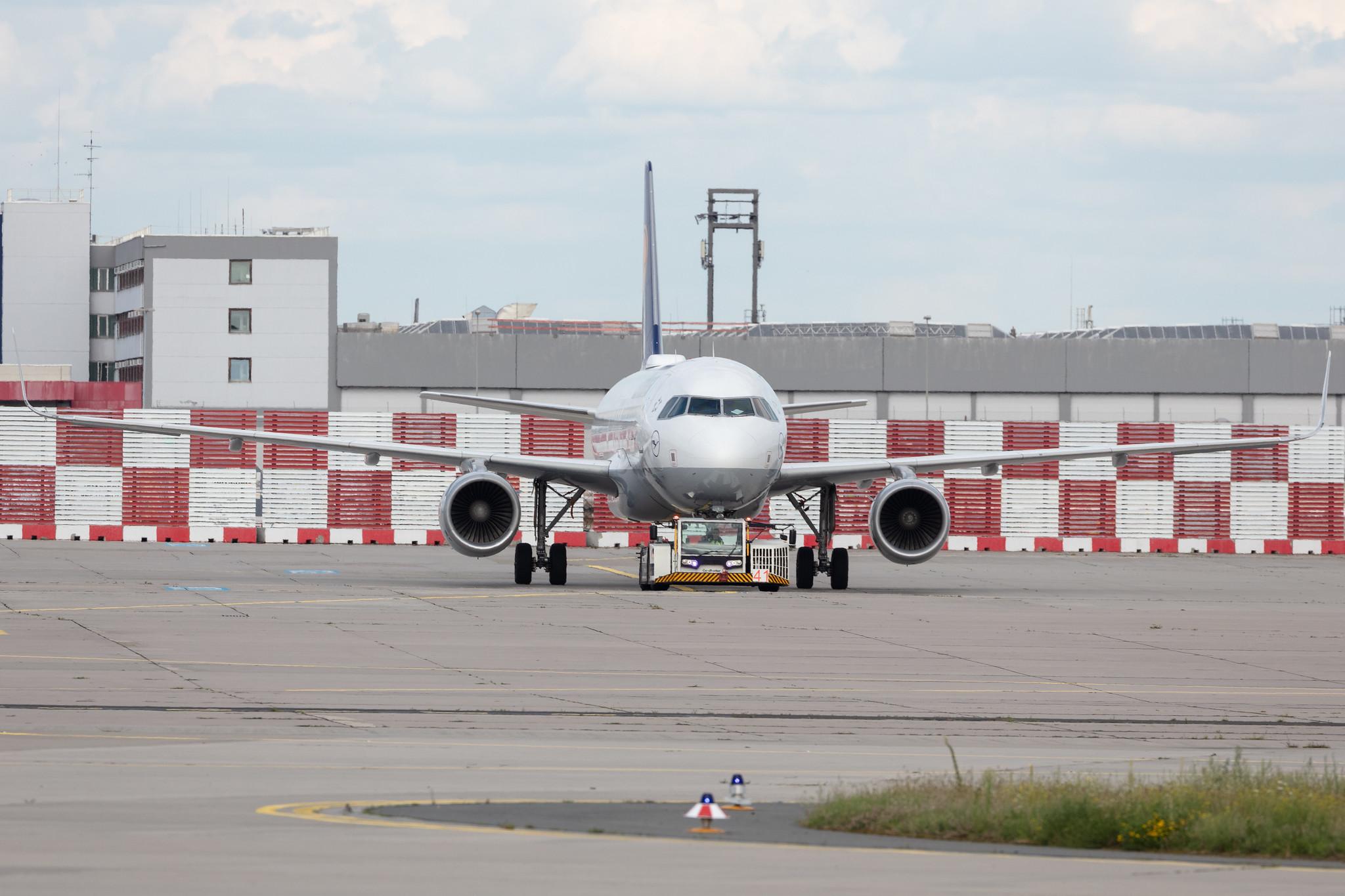 Frankfurt Airport: Lufthansa (LH / DLH) |  Airbus A320-214 A320 | D-AIUF | MSN 6141