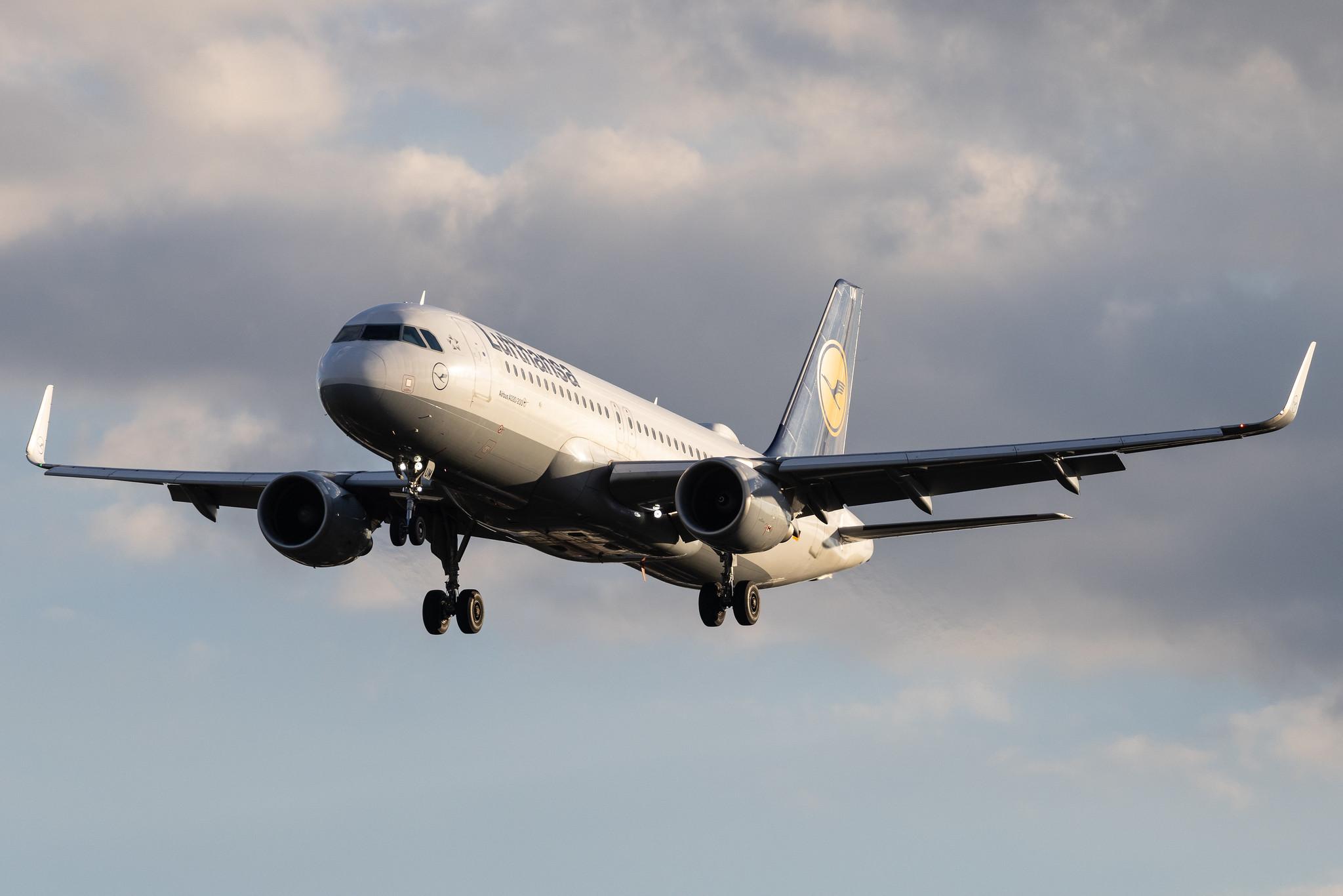 Hamburg Airport: Lufthansa (LH / DLH) | Airbus A320-214 A320 | D-AIUM | MSN 6577