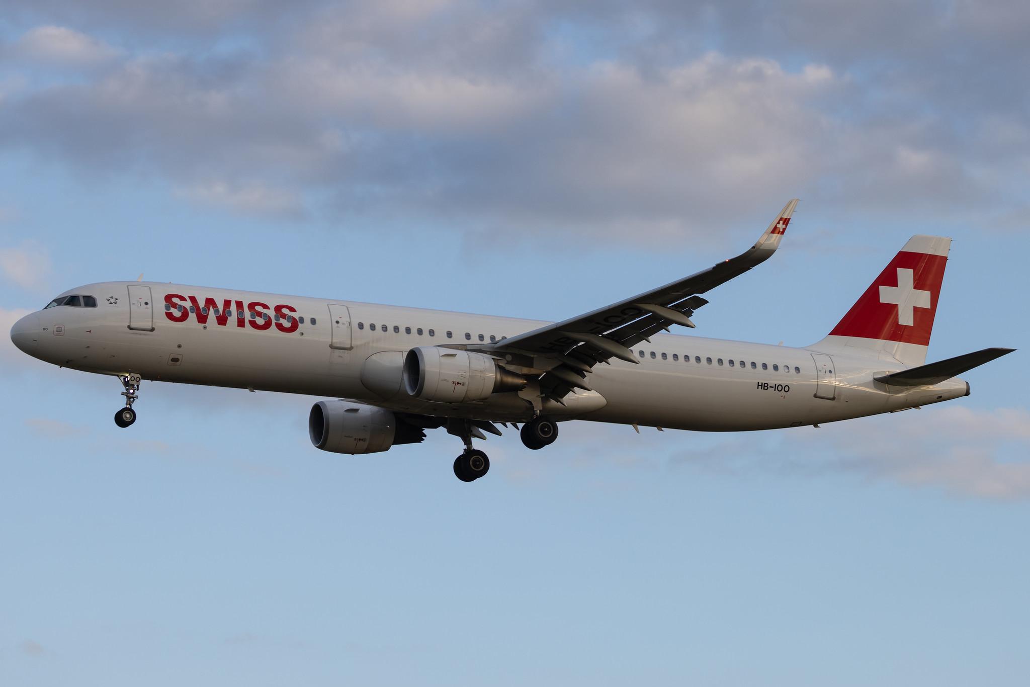 Hamburg Airport: Swiss (LX / SWR) | Airbus A321-212 A321 | HB-IOO | MSN 7007