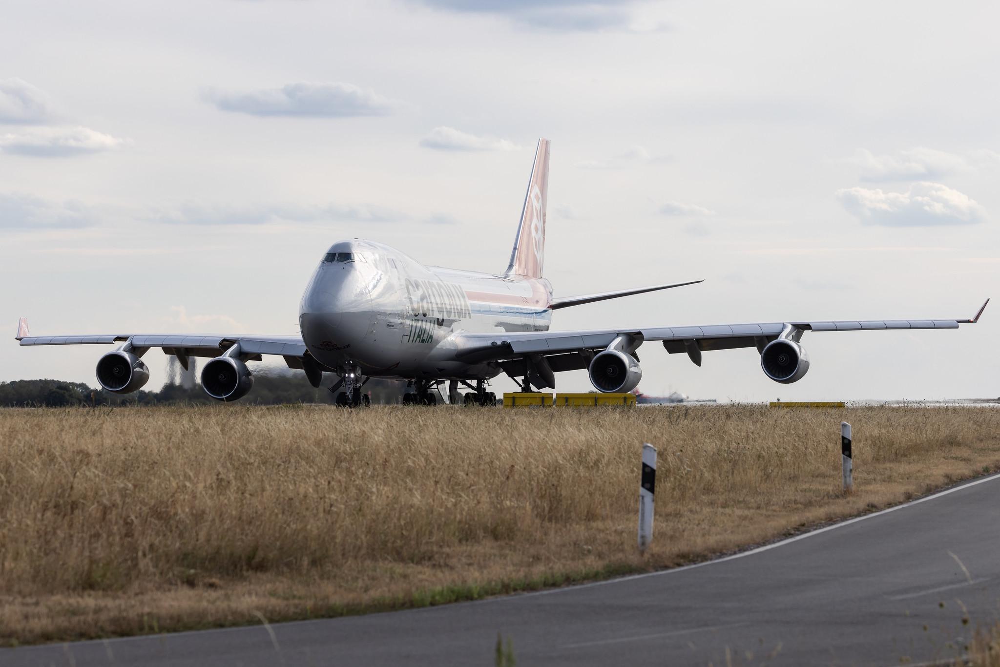 Luxembourg Findel Airport: Cargolux (CV / CLX) | Operator: Cargolux Italia | Boeing 747-4R7(F) B744 | LX-VCV | MSN 34235
