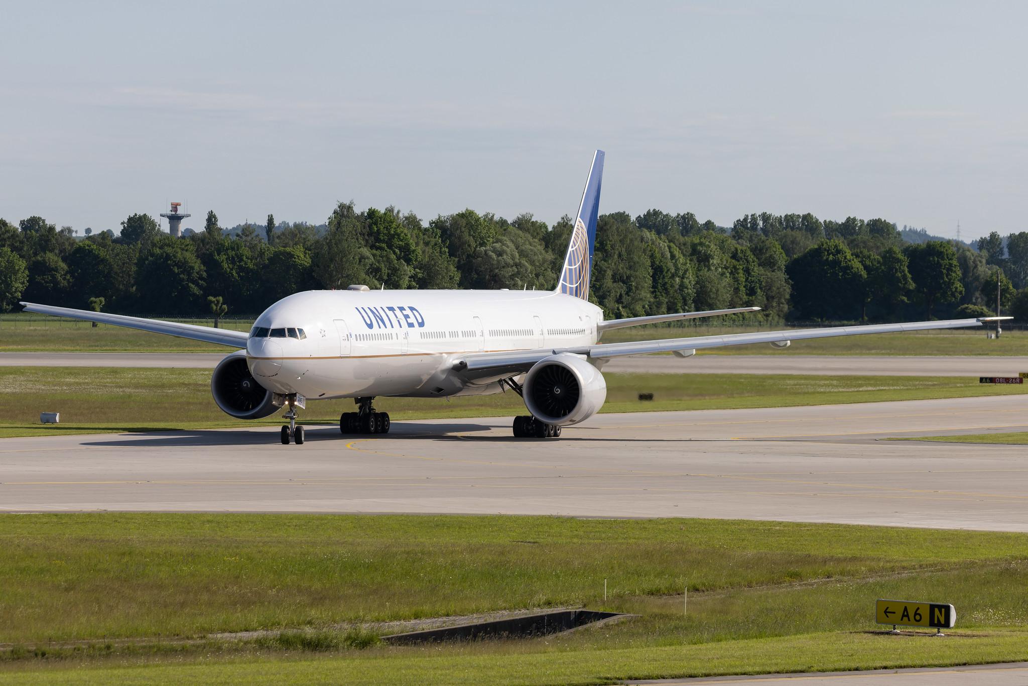 Munich Airport: United Airlines (UA / UAL) | Boeing 777-322(ER) B77W | N2645U | MSN 64989