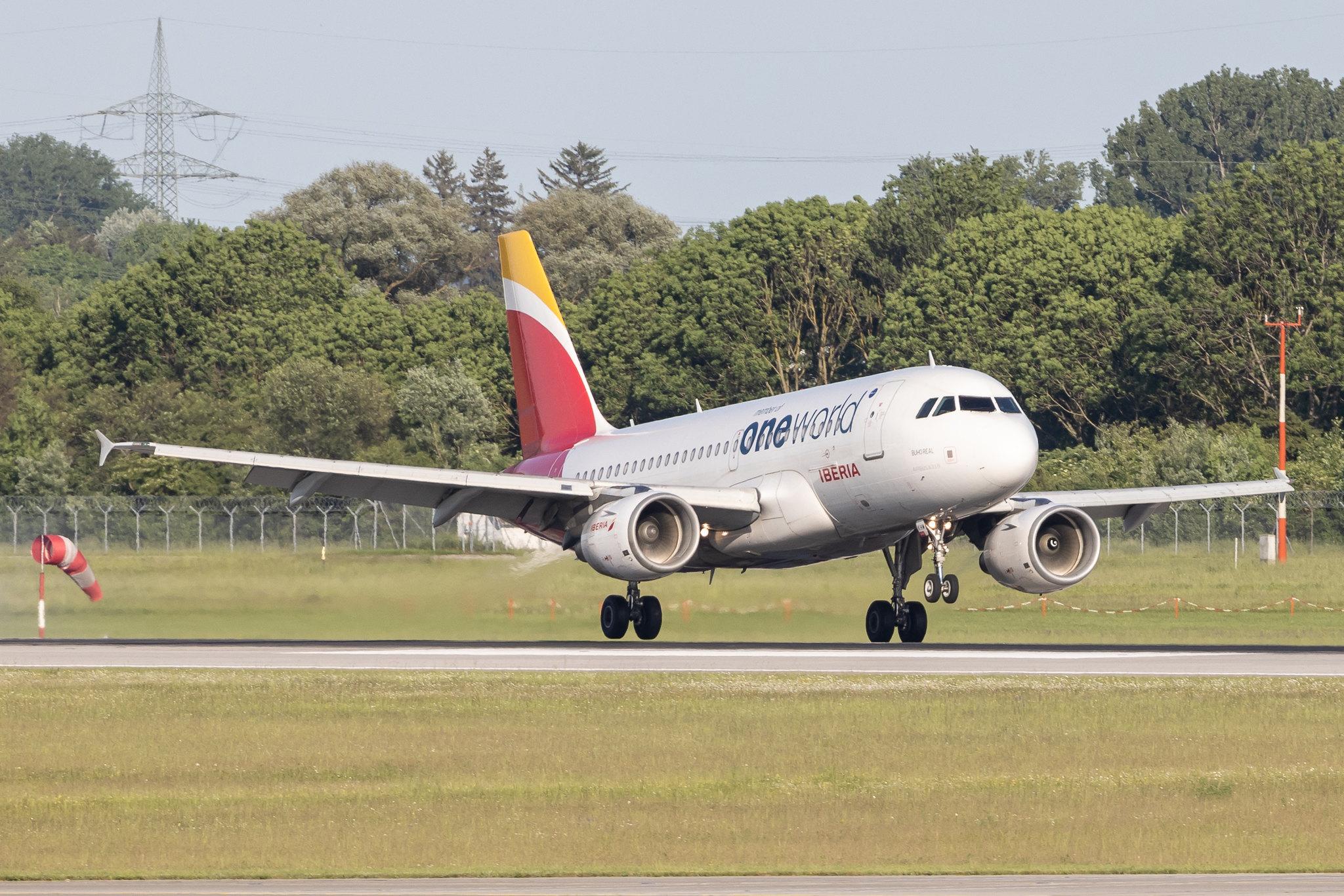 Munich Airport: Iberia (IB / IBE) | Livery: Oneworld Livery | Airbus A319-111 A319 | EC-KHM | MSN 3209