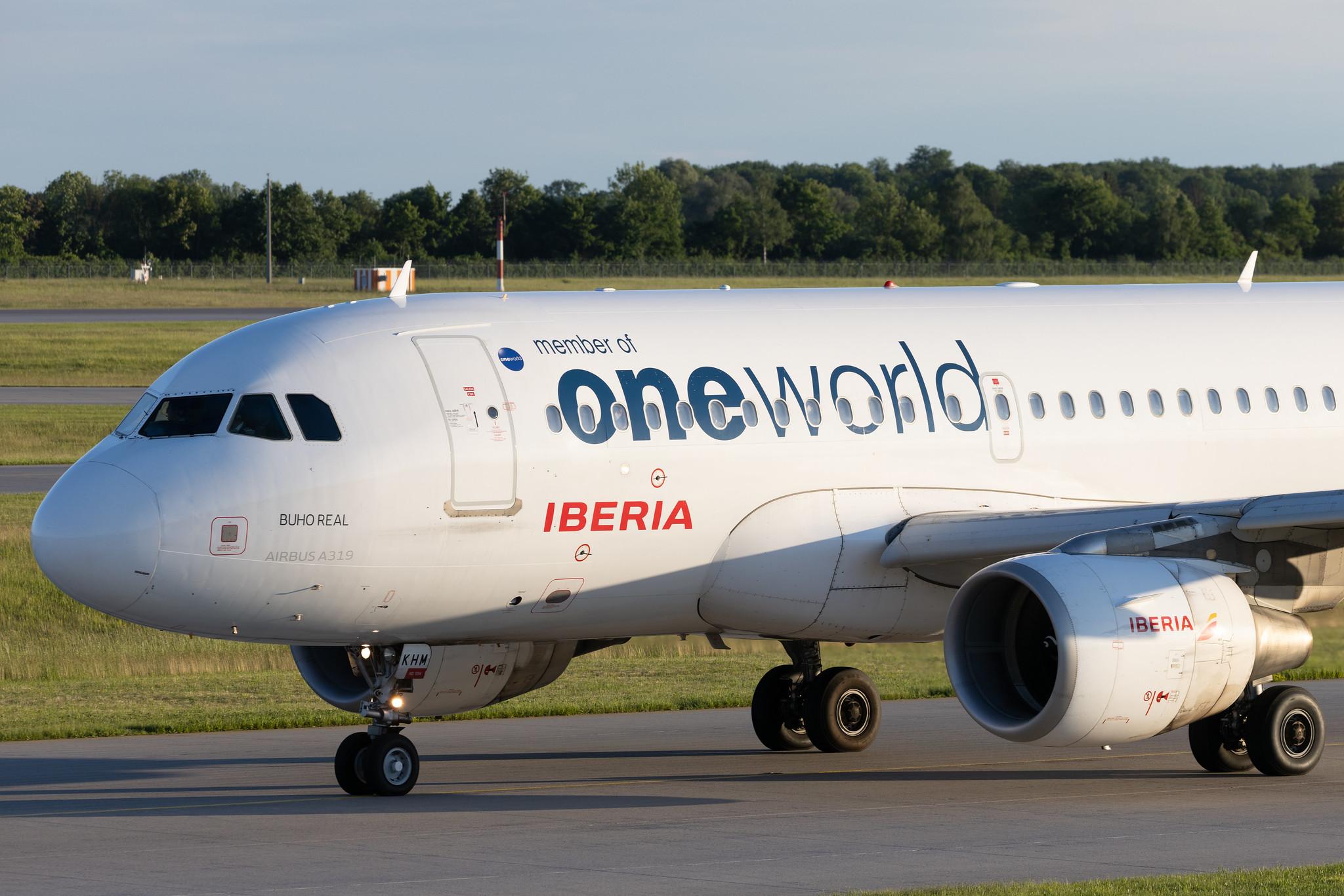 Munich Airport: Iberia (IB / IBE) | Livery: Oneworld Livery | Airbus A319-111 A319 | EC-KHM | MSN 3209