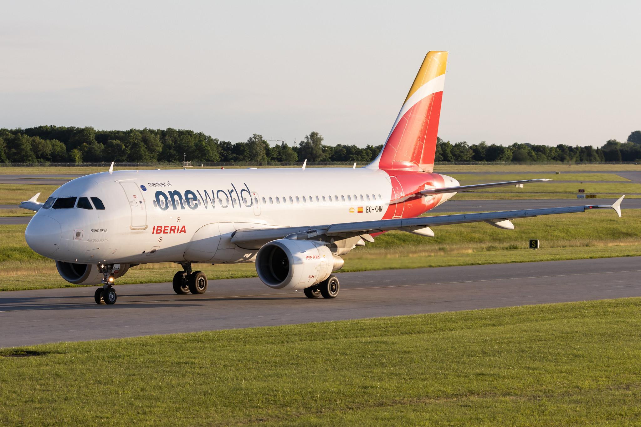 Munich Airport: Iberia (IB / IBE) | Livery: Oneworld Livery | Airbus A319-111 A319 | EC-KHM | MSN 3209