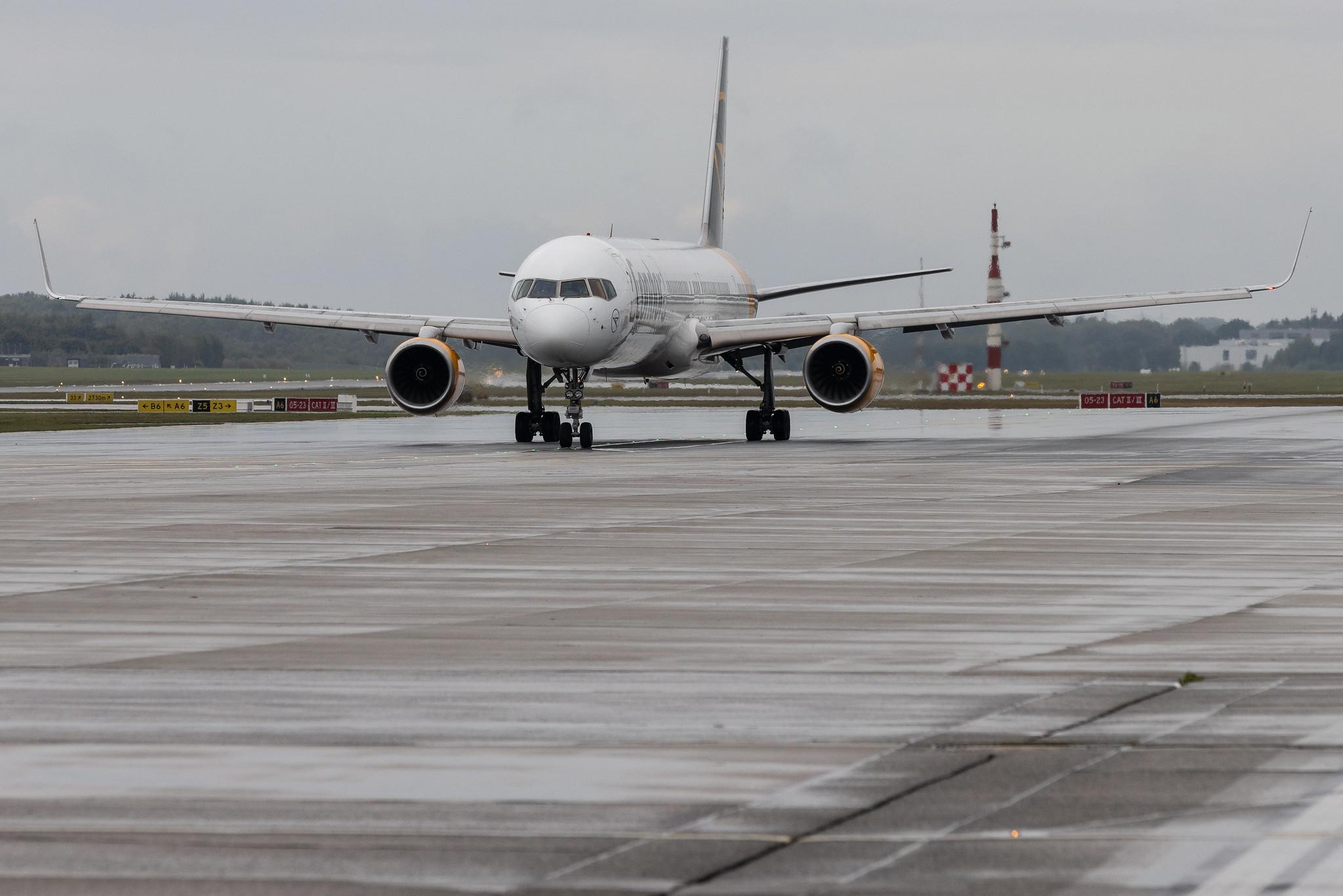 Hamburg Airport: Condor (DE / CFG) | Boeing 757-330 B753 | D-ABOK | MSN 29020