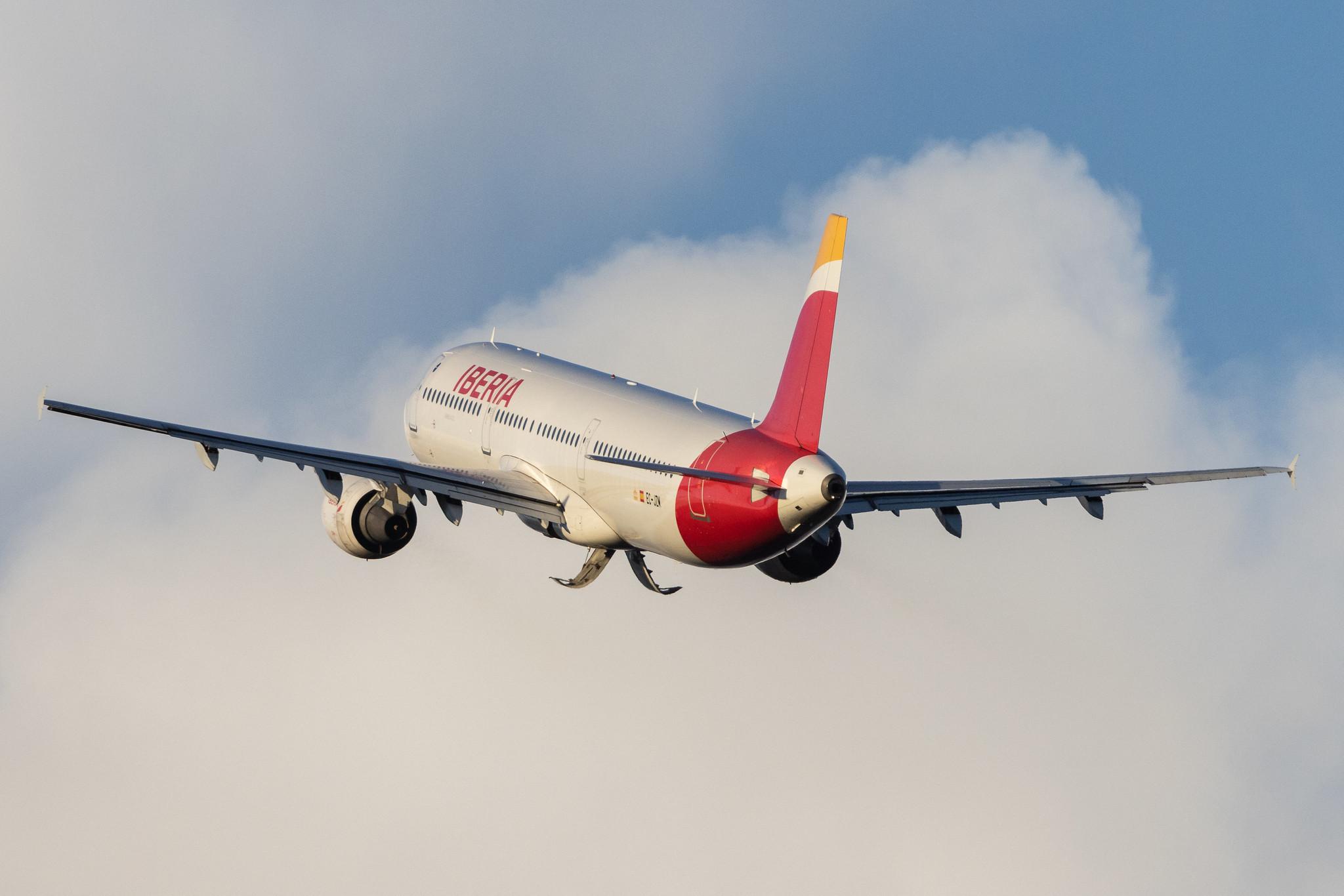 Hamburg Airport: Iberia (IB / IBE) |  Airbus A321-212 A321 | EC-JZM | MSN 2996