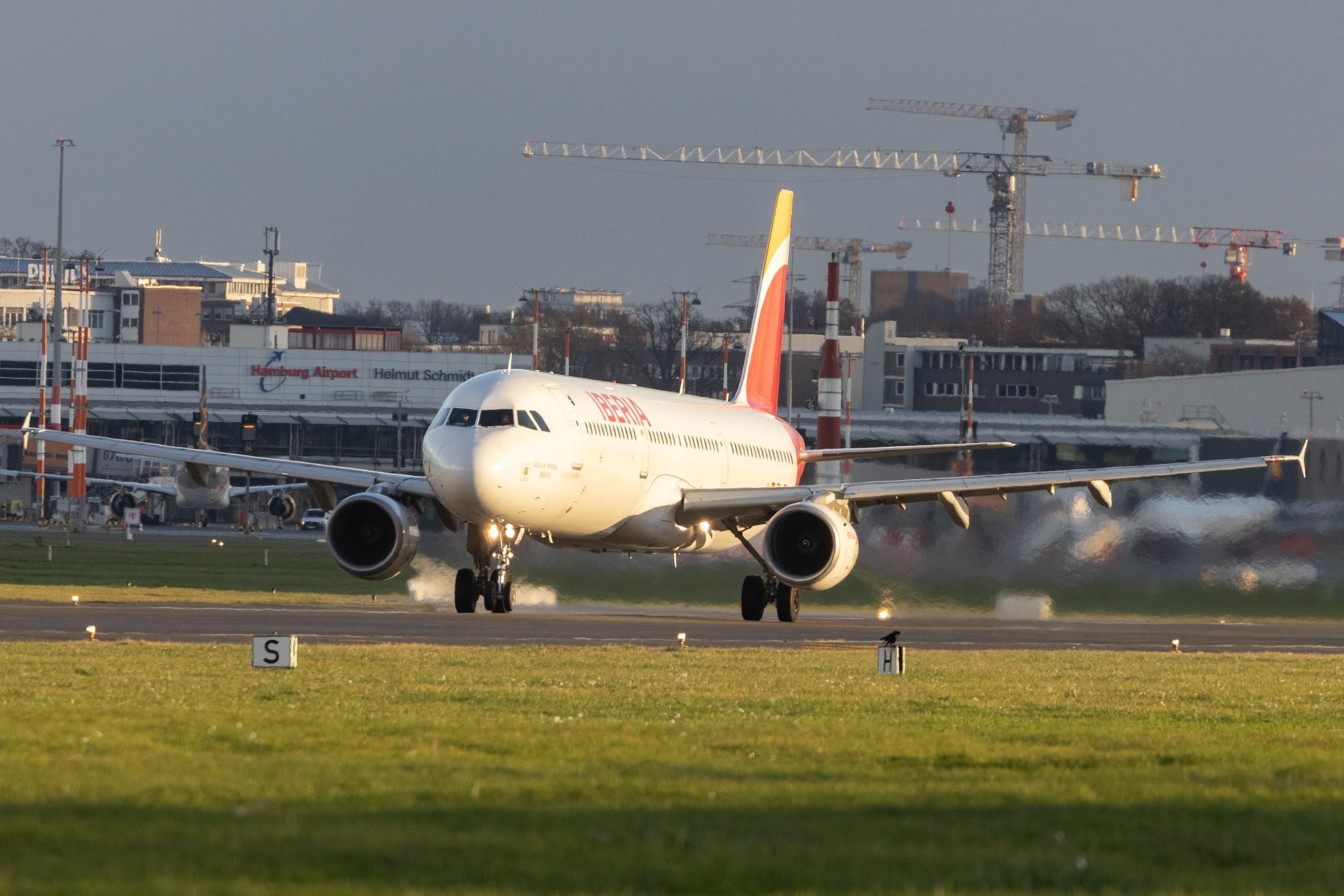 Hamburg Airport: Iberia (IB / IBE) |  Airbus A321-212 A321 | EC-JZM | MSN 2996