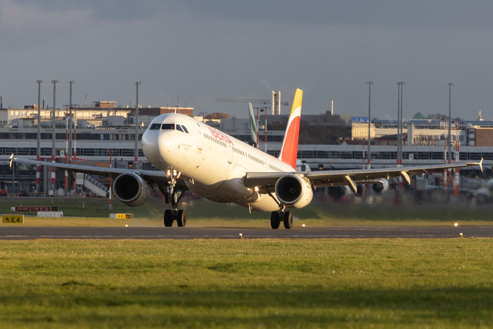Hamburg Airport: Iberia (IB / IBE) |  Airbus A321-212 A321 | EC-JZM | MSN 2996