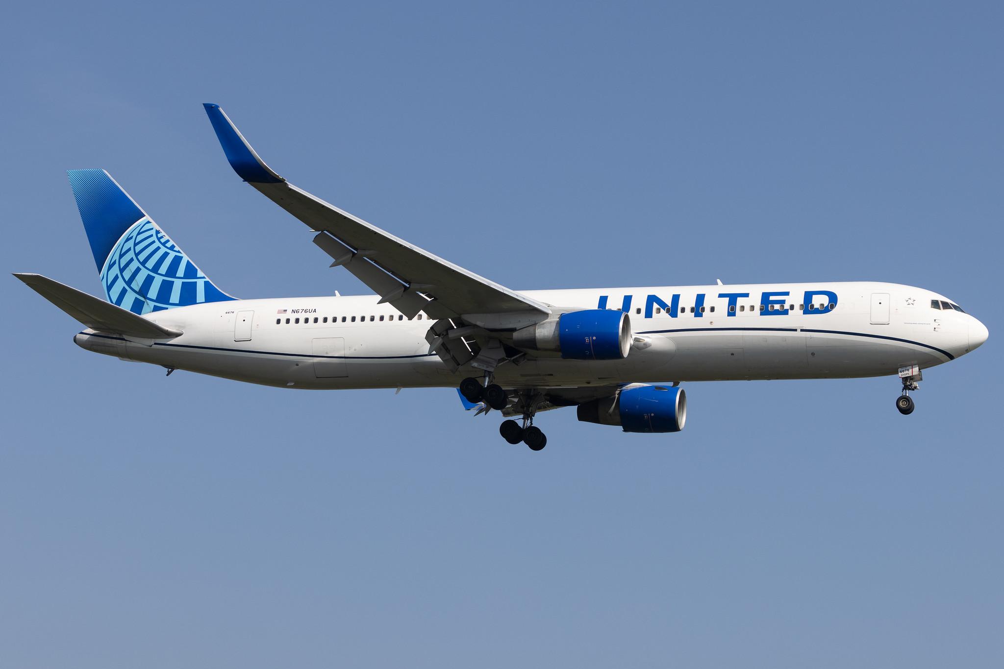 London Heathrow: United Airlines (UA / UAL) |  Boeing 767-322(ER) B763 | N676UA | MSN 30028