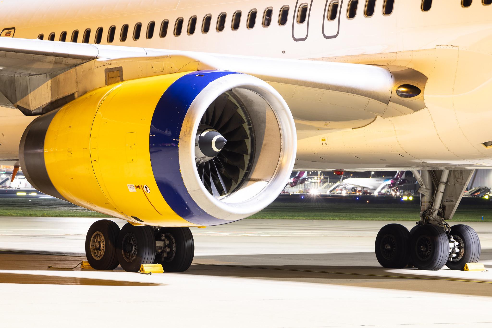 Hamburg Airport: Condor (DE / CFG) | Boeing 757-330 B753 | D-ABOA | MSN 29016