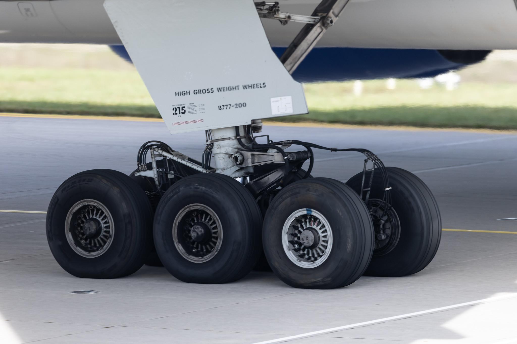 Munich Airport: United Airlines (UA / UAL) | Boeing 777-222ER B772 | N787UA | MSN 26939