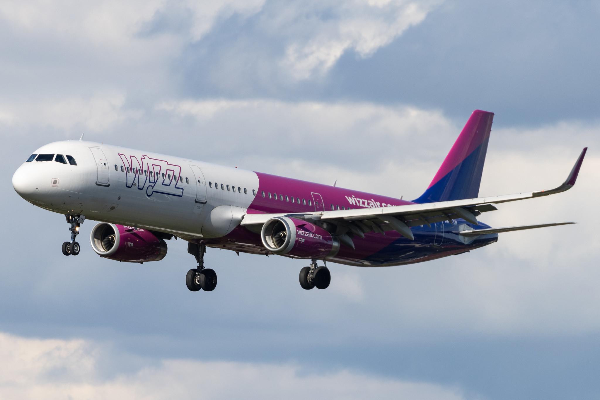 Hamburg Airport: Wizz Air (W6 / WZZ) | Airbus A321-231 A321 | HA-LXM | MSN 7528