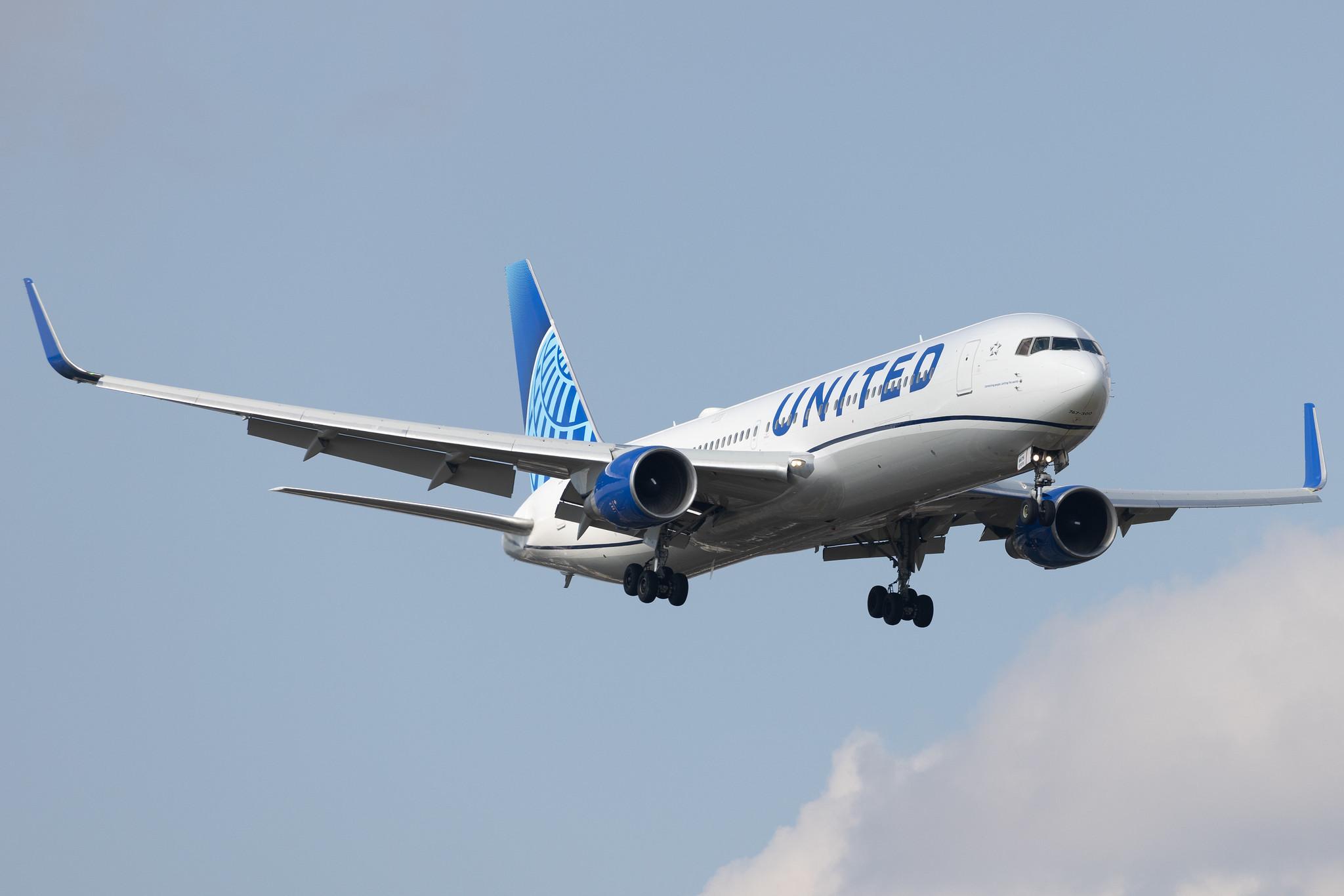 London Heathrow: United Airlines (UA / UAL) | Boeing 767-322(ER) B763 | N675UA | MSN 29243
