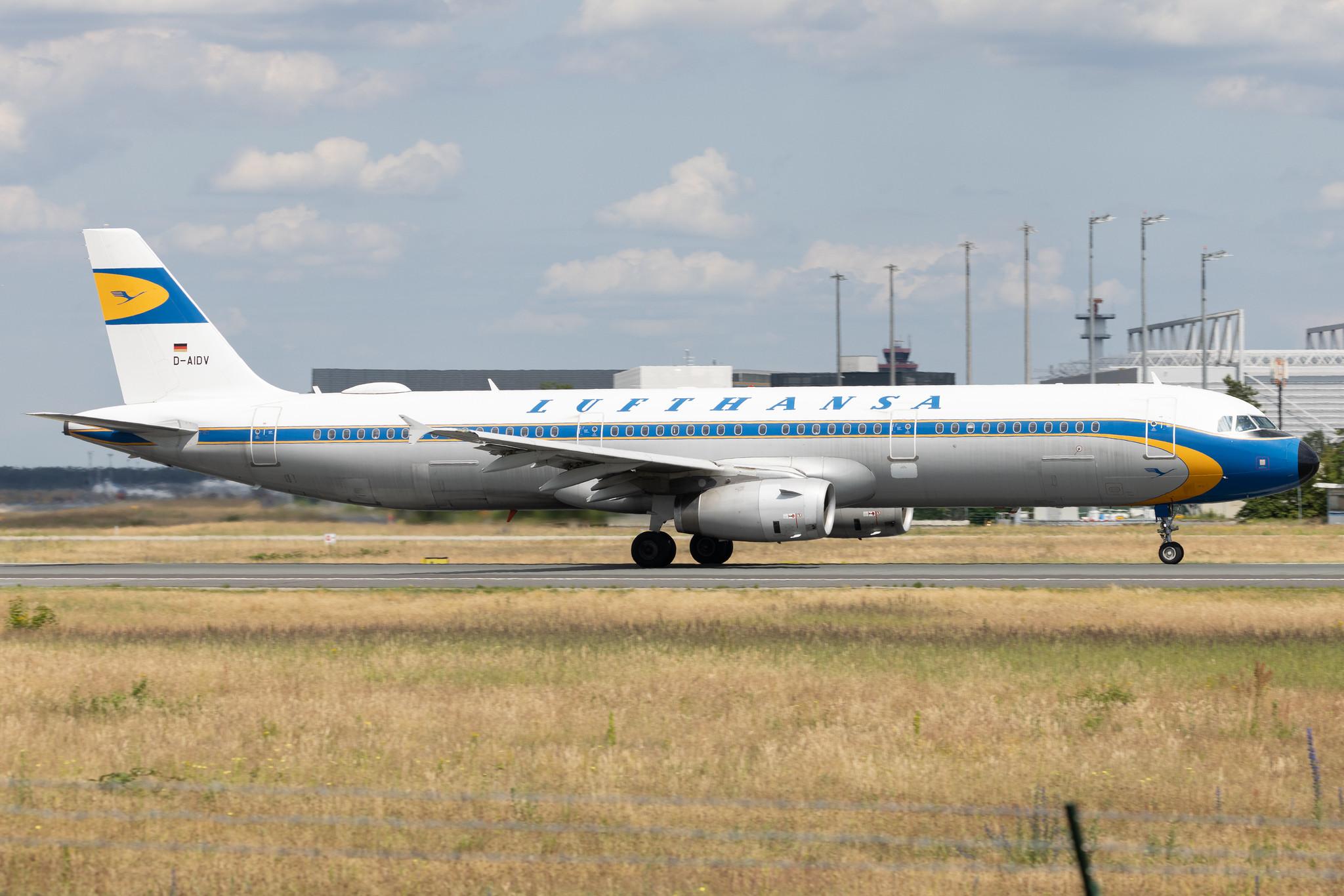 Frankfurt Airport: Lufthansa (LH / DLH) | Livery: Retro livery | Airbus A321-231 A321 | D-AIDV | MSN 5413