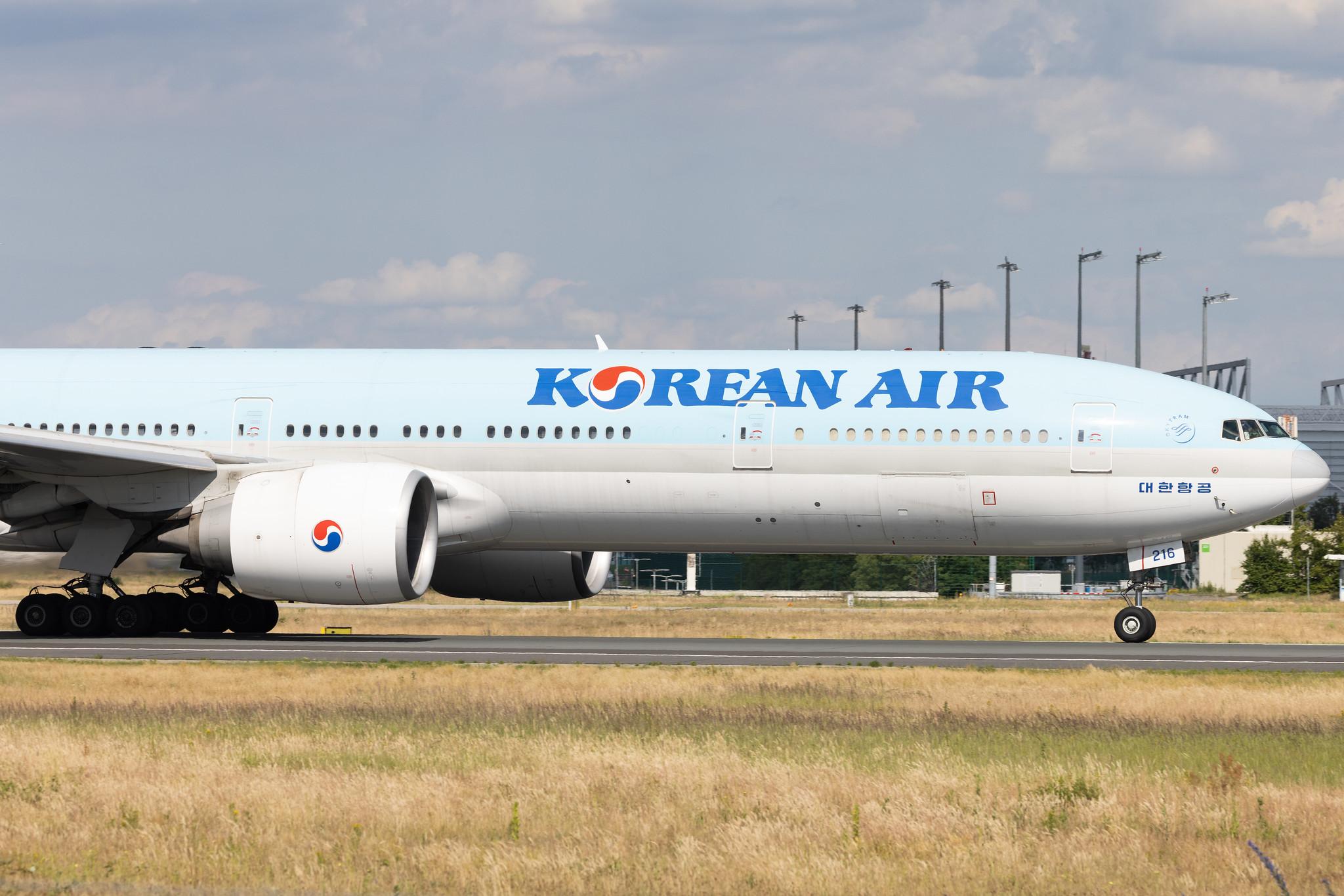 Frankfurt Airport: Korean Air (KE / KAL) | Boeing 777-3B5(ER) B77W | HL8216 | MSN 37647