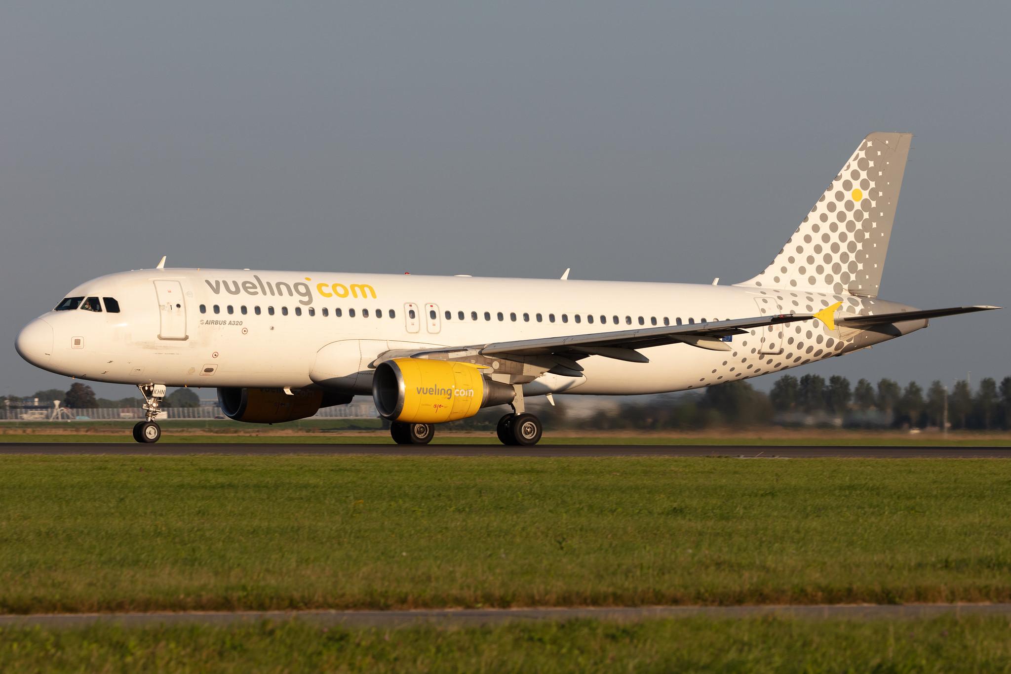Amsterdam Schiphol: Vueling (VY / VLG) |  Airbus A320-216 A320 | EC-KHN | MSN 3203