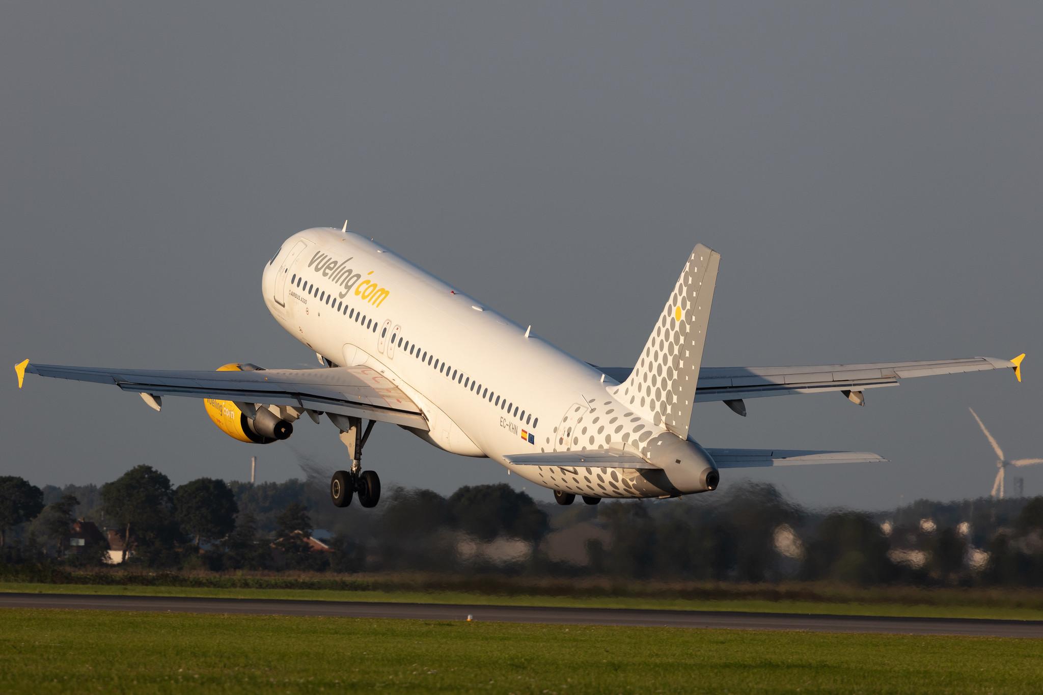 Amsterdam Schiphol: Vueling (VY / VLG) |  Airbus A320-216 A320 | EC-KHN | MSN 3203