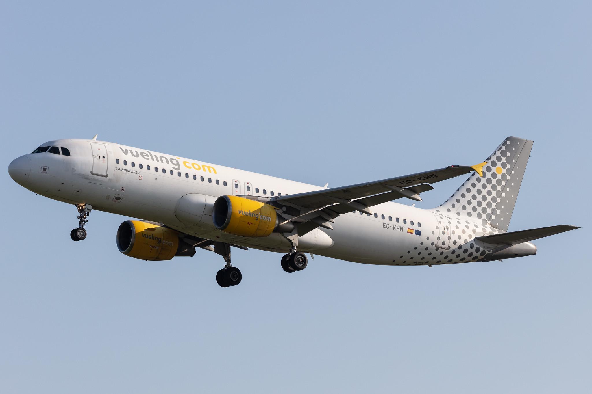 Amsterdam Schiphol: Vueling (VY / VLG) |  Airbus A320-216 A320 | EC-KHN | MSN 3203