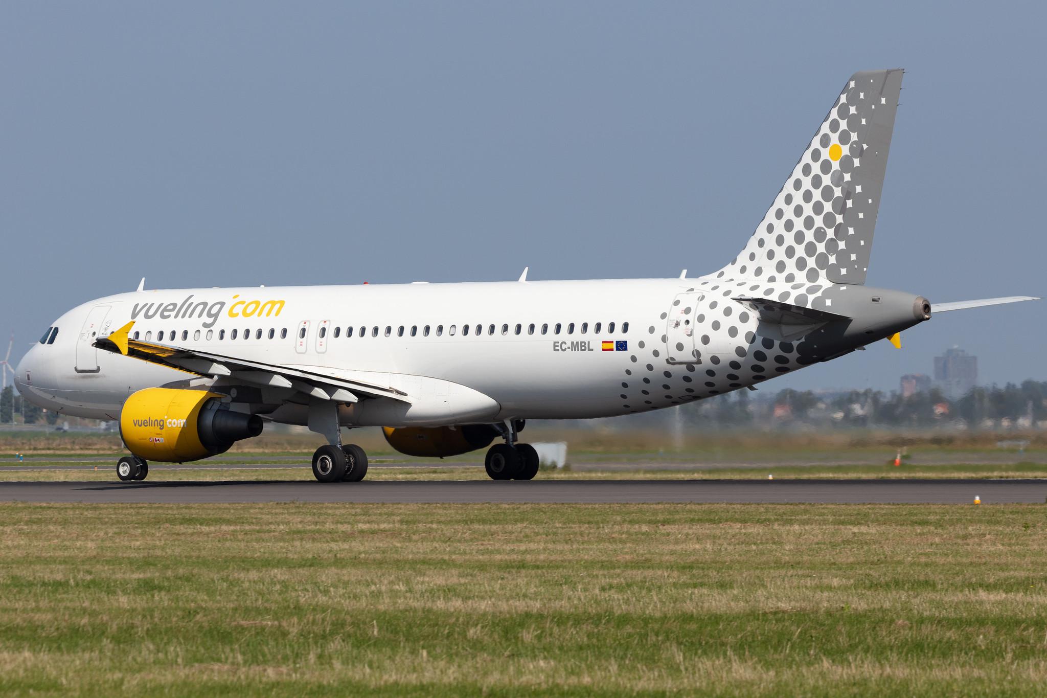 Amsterdam Schiphol: Vueling (VY / VLG) |  Airbus A320-214 A320 | EC-MBL | MSN 3833