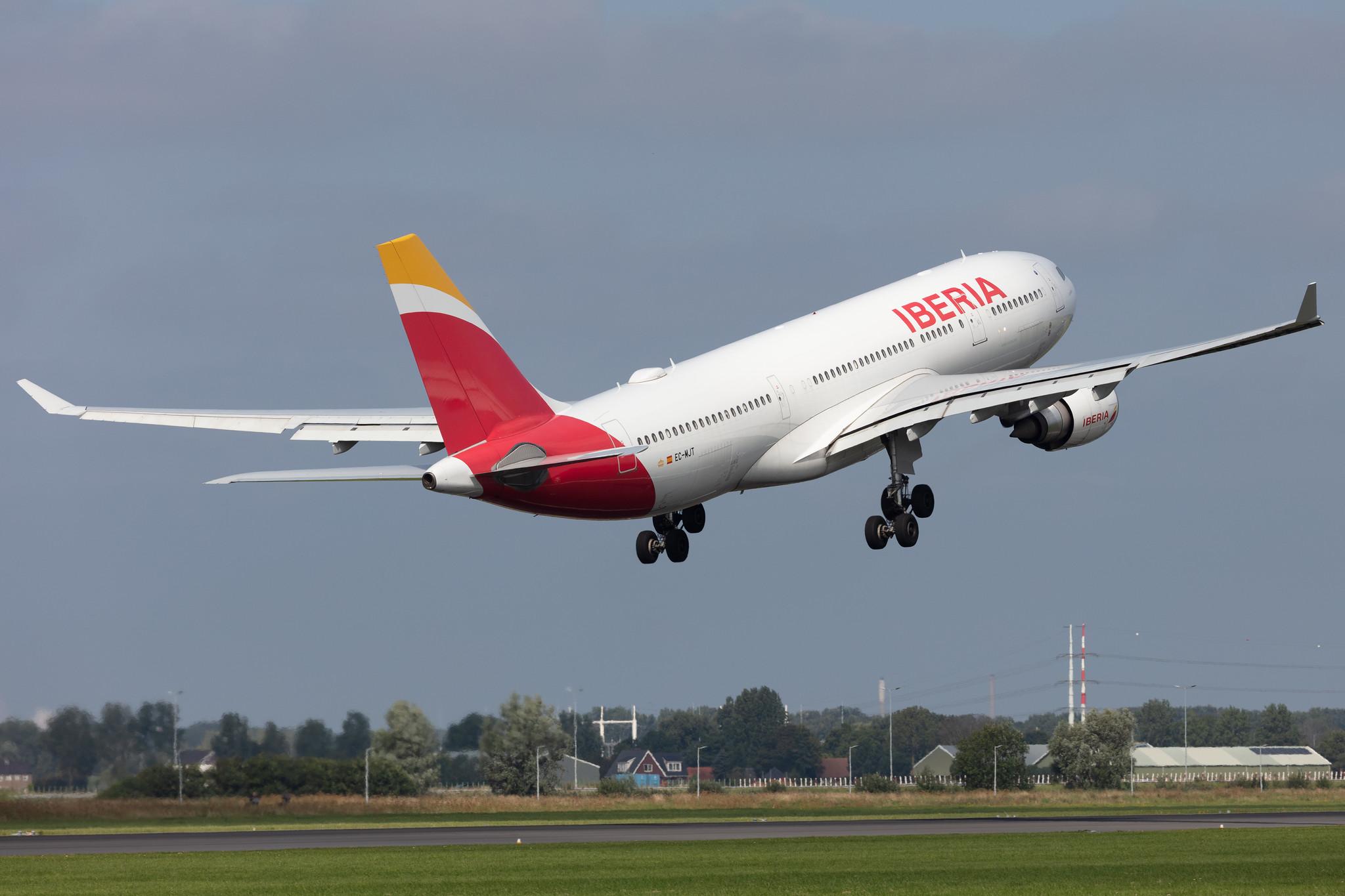 Amsterdam Schiphol: Iberia (IB / IBE) |  Airbus A330-202 A332 | EC-MJT | MSN 1710