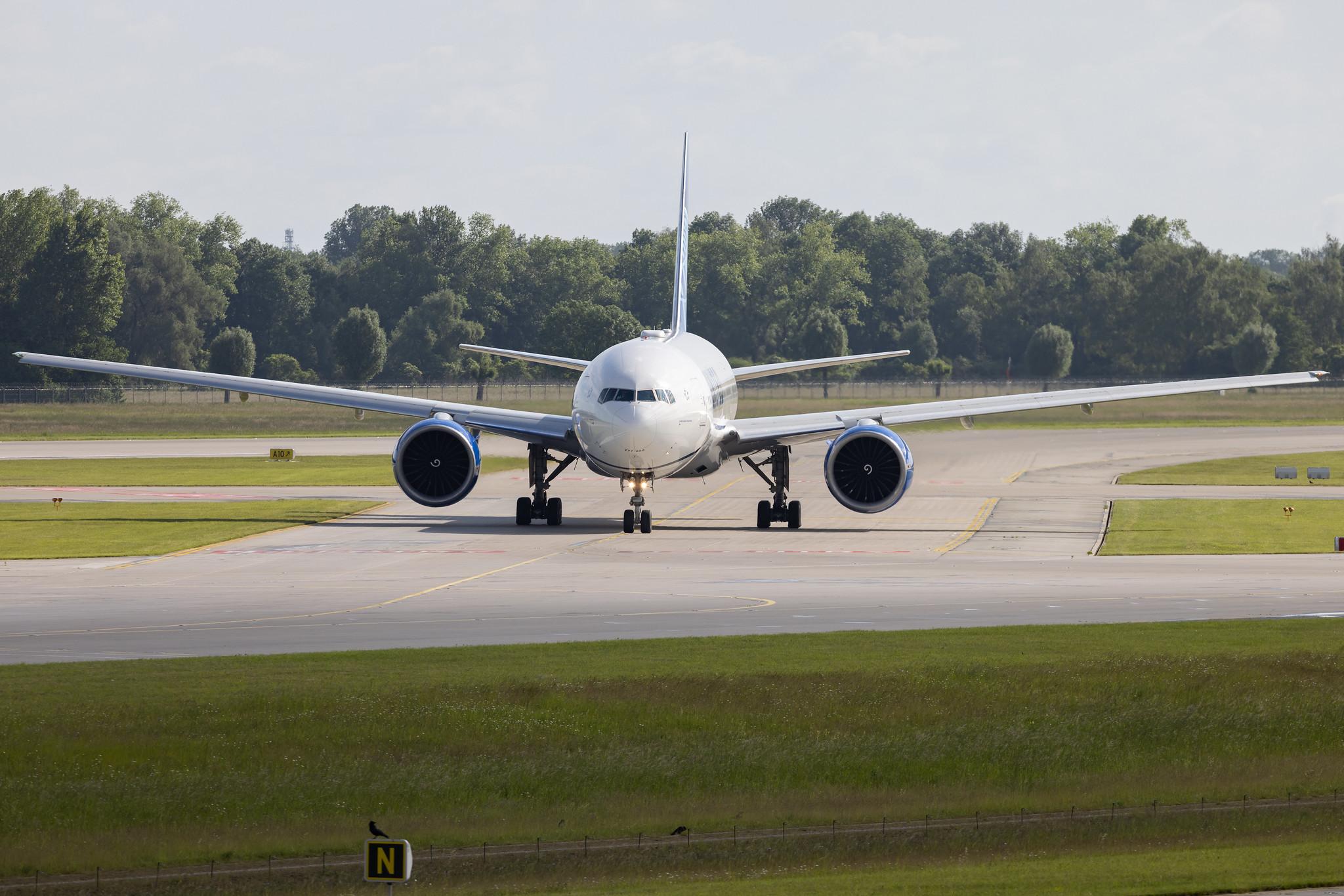 Munich Airport: United Airlines (UA / UAL) | Boeing 777-224(ER) B772 | N77012 | MSN 29860
