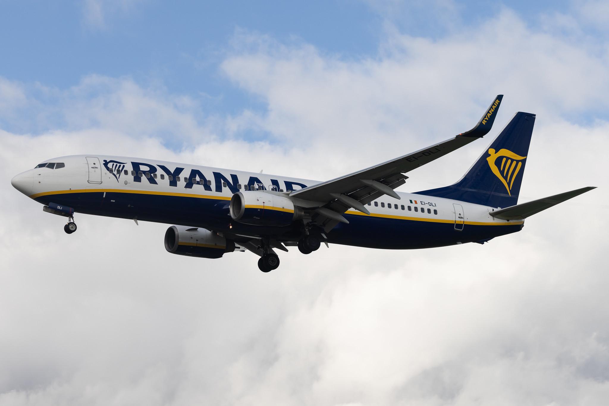 Aeroporto de Lisboa: Ryanair (FR / RYR) |  Boeing 737-8AS B738 | EI-DLI | MSN 33591