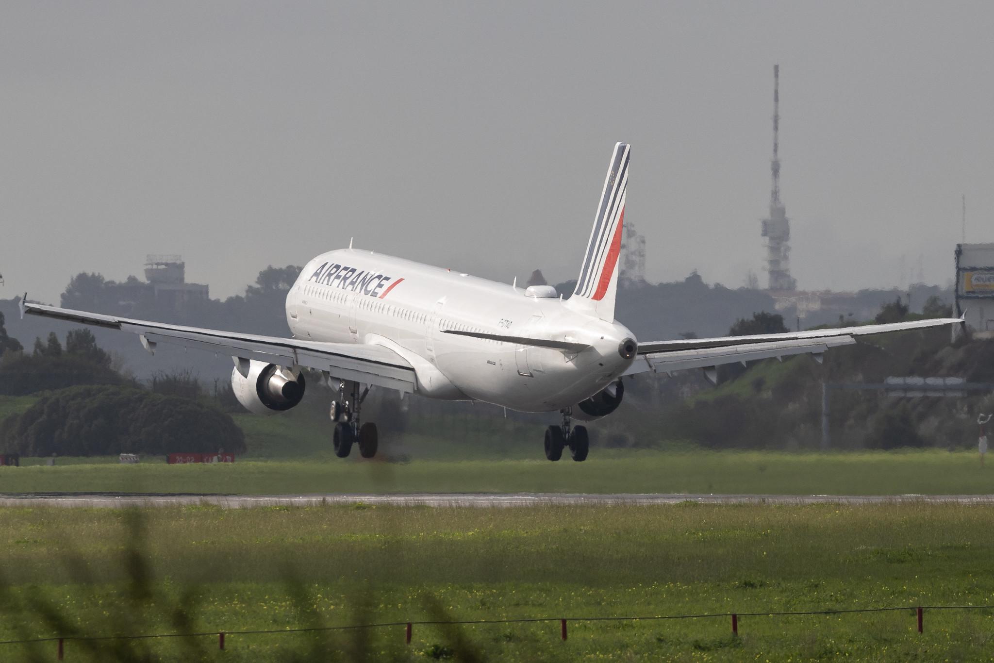 Aeroporto de Lisboa: Air France (AF / AFR) | Airbus A321-212 A321 | F-GTAD | MSN 0777