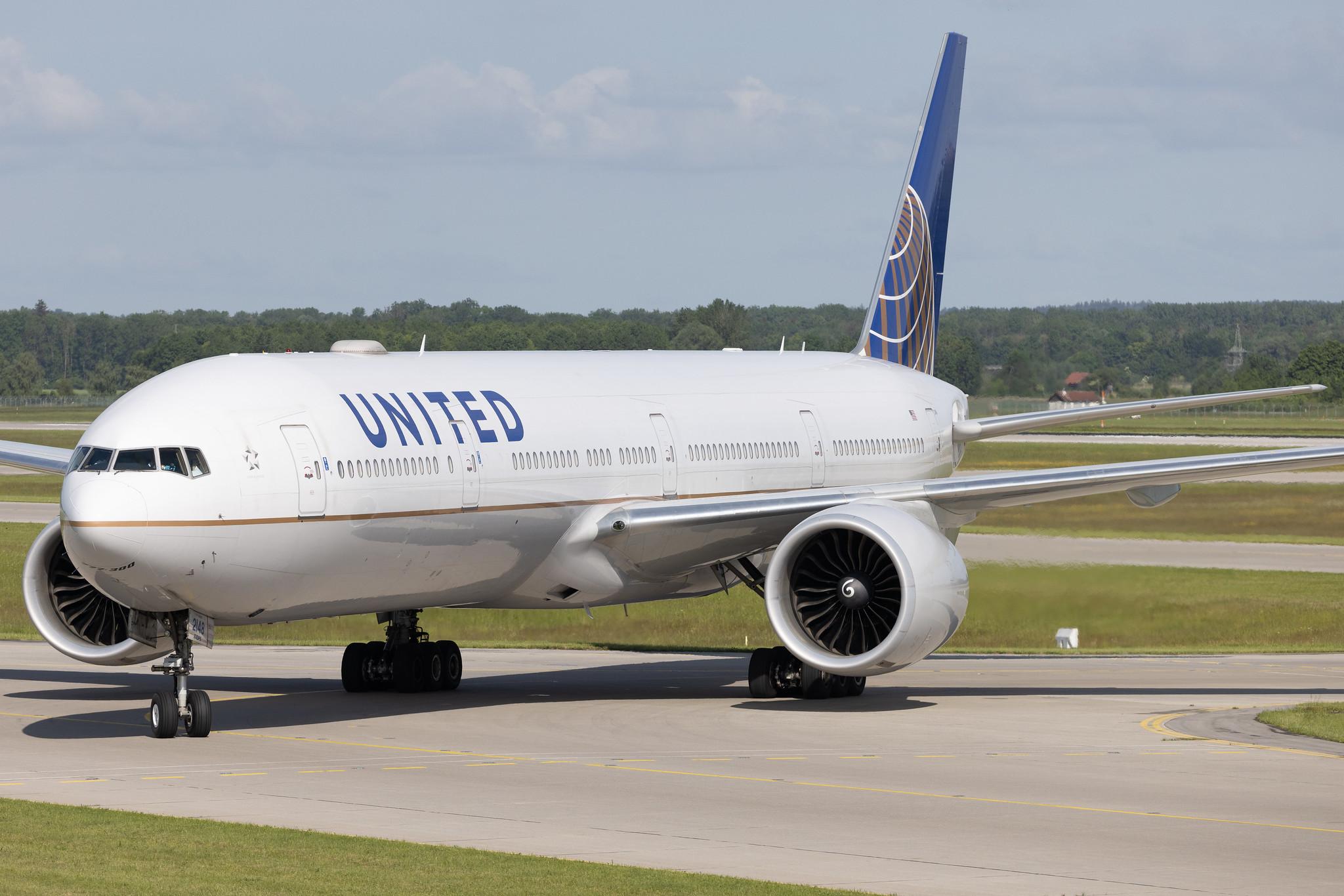 Munich Airport: United Airlines (UA / UAL) | Boeing 777-300(ER) B77W | N2748U | MSN 64994