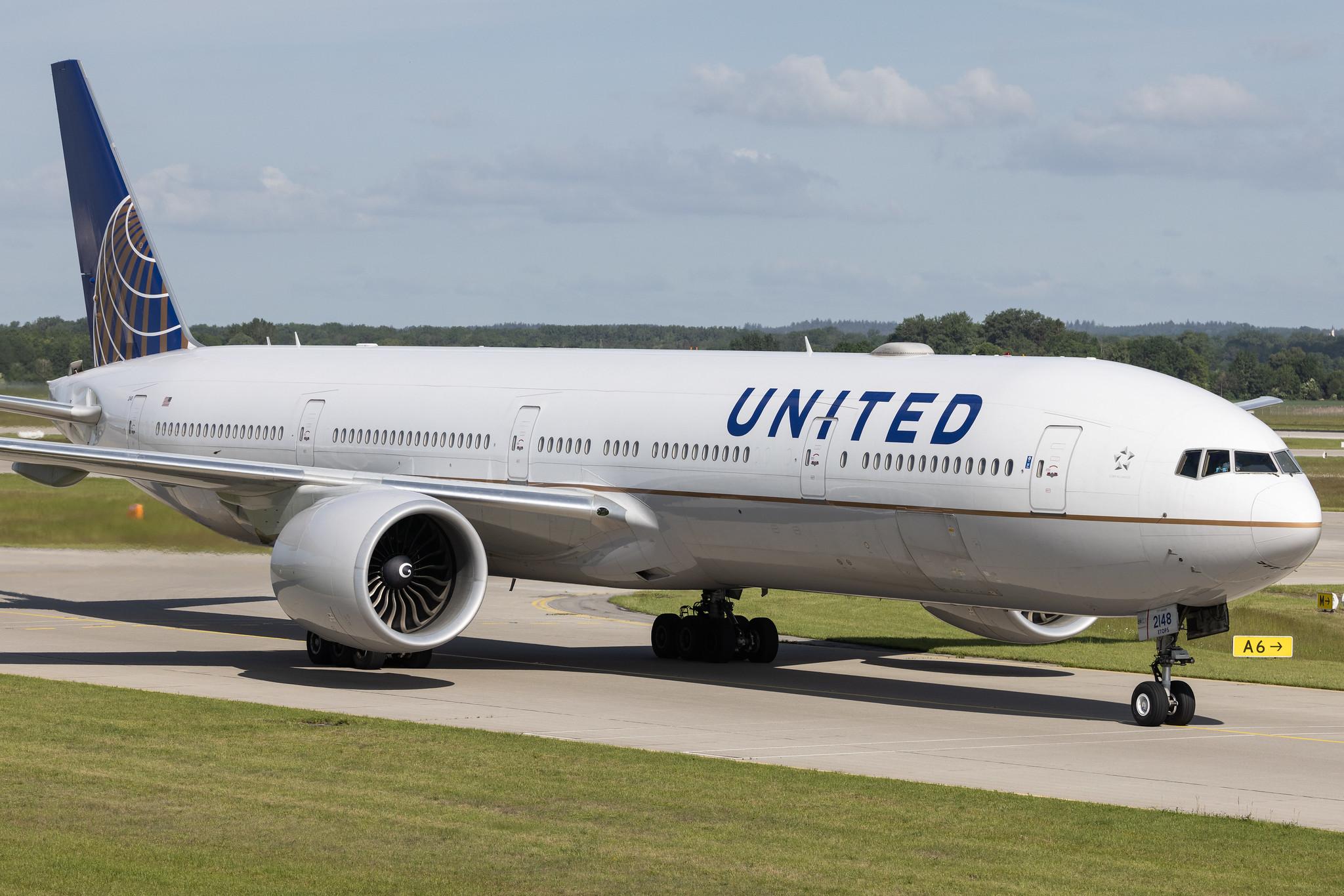 Munich Airport: United Airlines (UA / UAL) | Boeing 777-300(ER) B77W | N2748U | MSN 64994