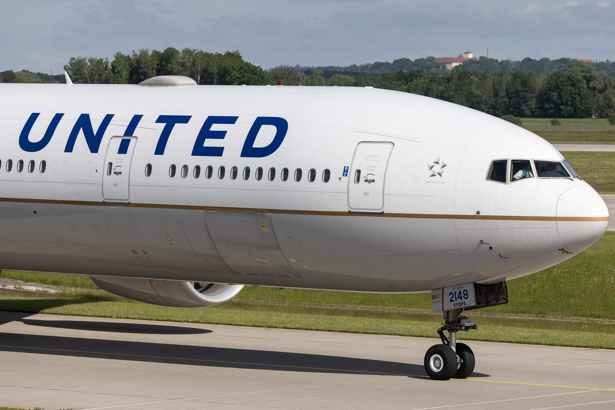 Munich Airport: United Airlines (UA / UAL) | Boeing 777-300(ER) B77W | N2748U | MSN 64994