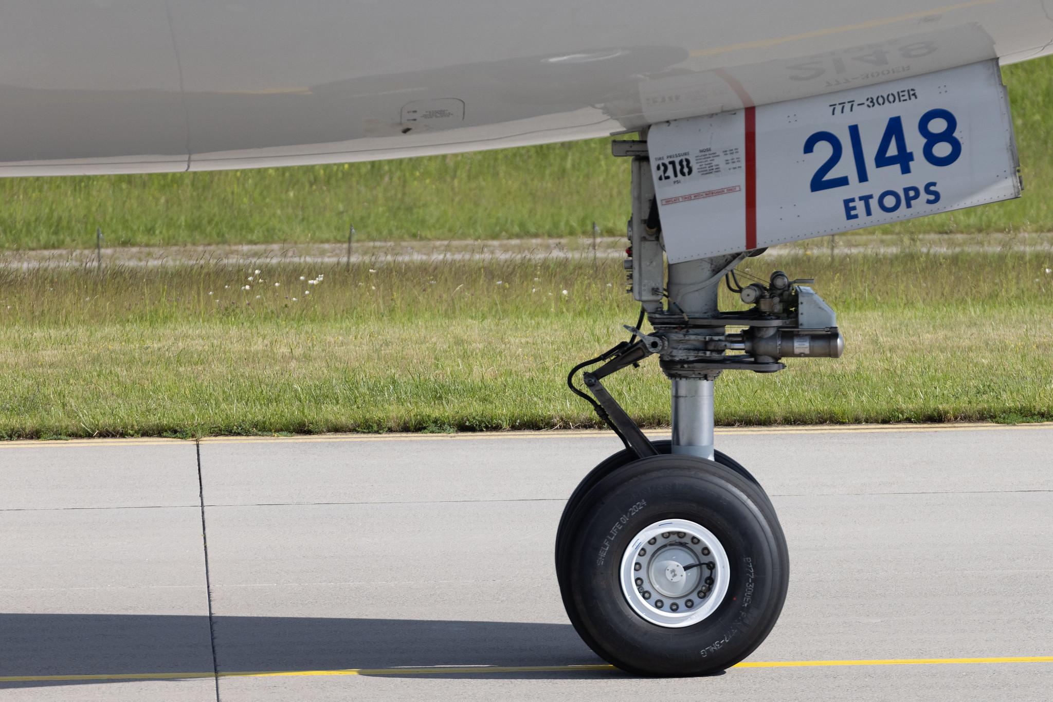 Munich Airport: United Airlines (UA / UAL) | Boeing 777-300(ER) B77W | N2748U | MSN 64994