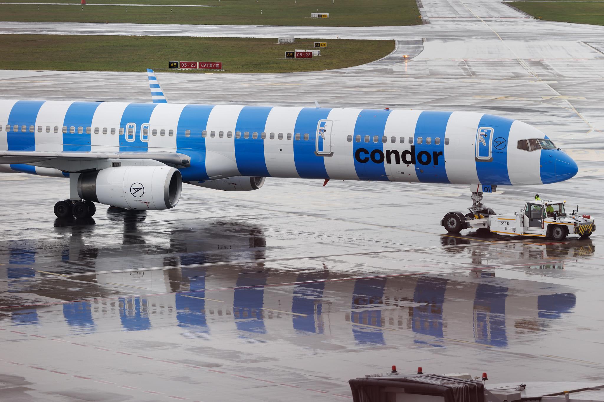 Hamburg Airport: Condor (DE / CFG) | Boeing 757-330 B753 | D-ABOI | MSN 29018