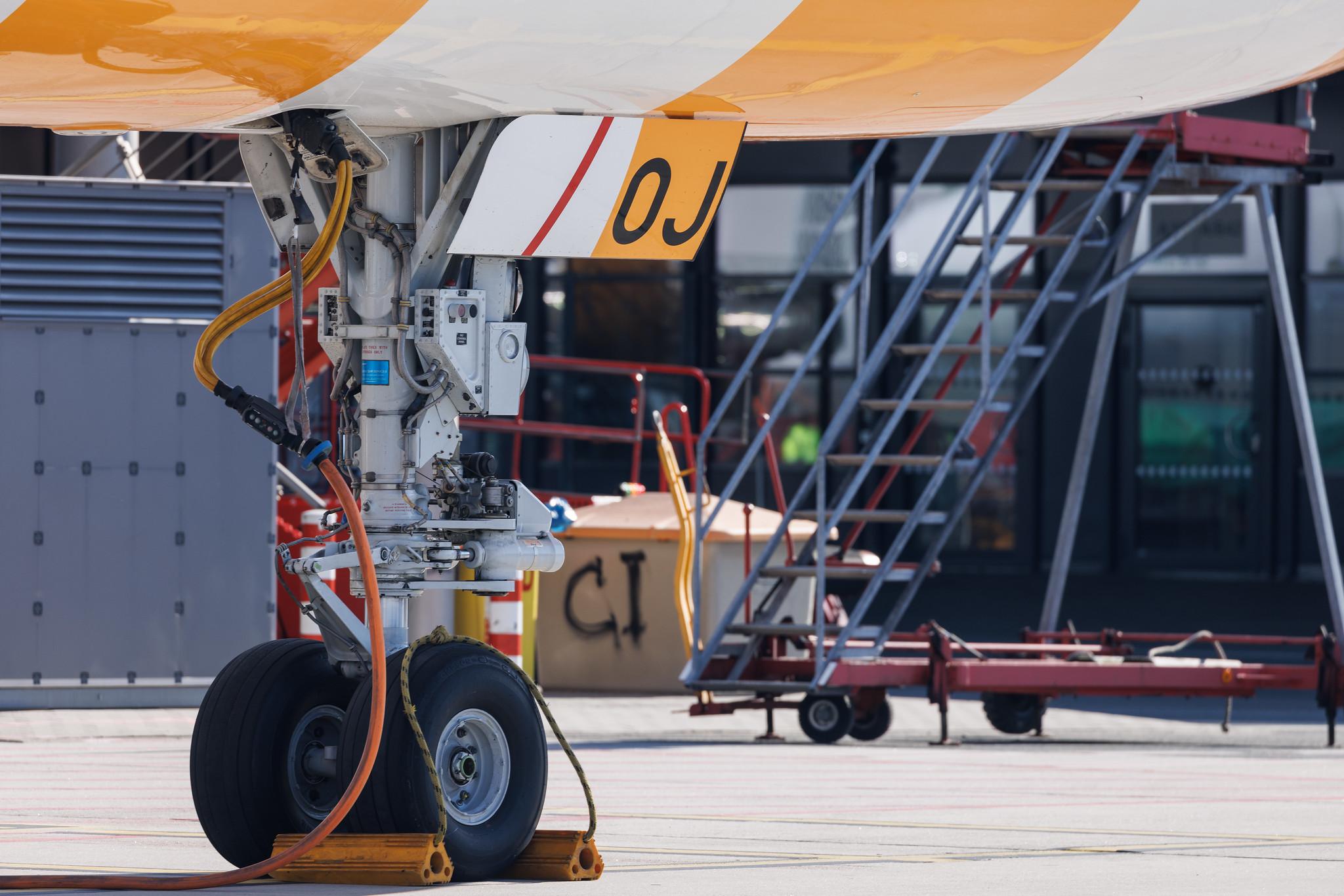 Hamburg Airport: Condor (DE / CFG) | Boeing 757-330 B753 | D-ABOJ | MSN 29019