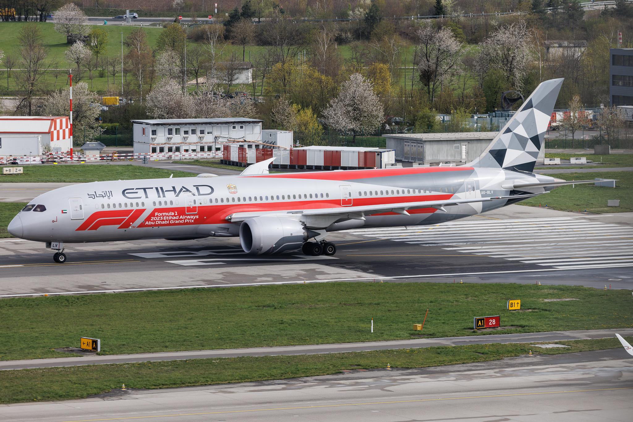 Flughafen Zürich: Etihad Airways (EY / ETD) | Livery: Abu Dhabi Grand Prix Livery | Boeing 787-9 Dreamliner B789 | A6-BLV | MSN 39676