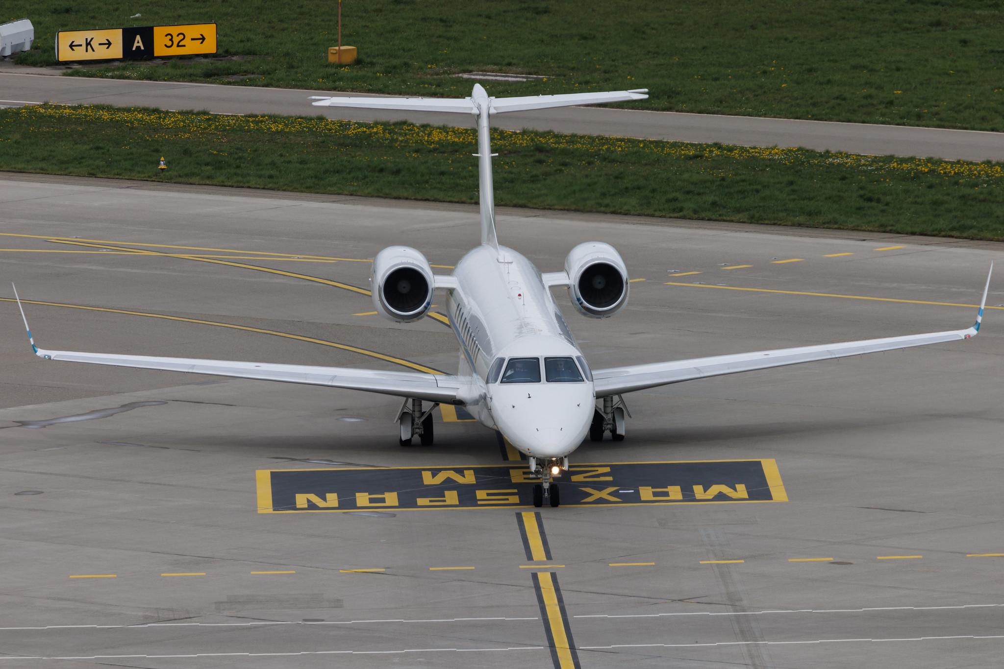 Flughafen Zürich: Air Hamburg (/ AHO) |  Embraer Legacy 650 E35L | D-AHOS | MSN 14501201