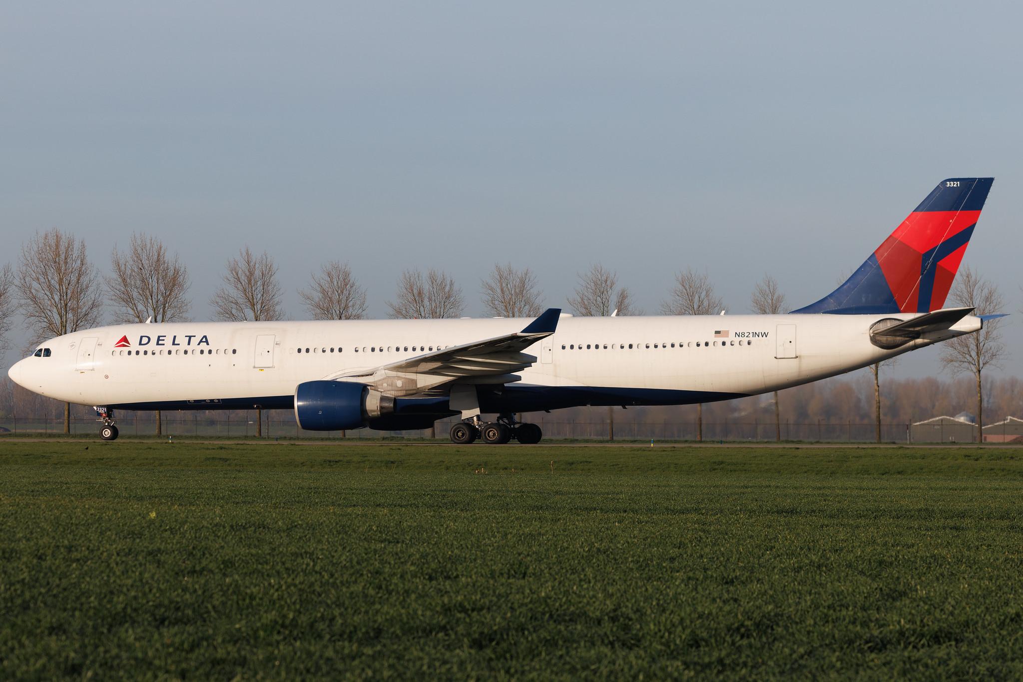 Amsterdam Schiphol: Delta Air Lines (DL / DAL) | Airbus A330-323 A333 | N821NW | MSN 0865