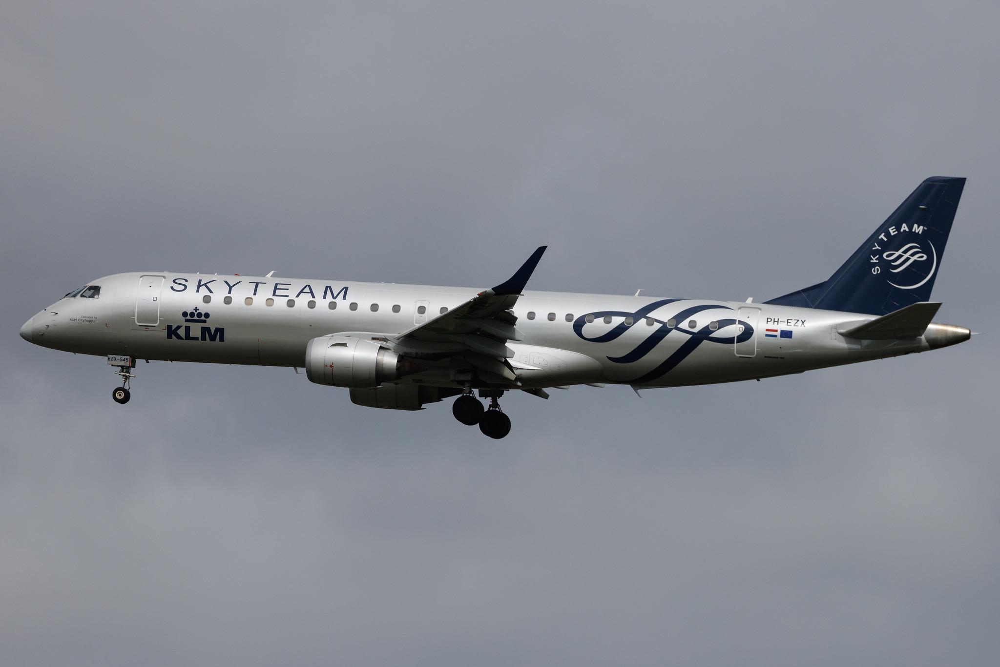 Amsterdam Schiphol: KLM (KL / KLM) | Livery: SkyTeam Livery | Operator: KLM Cityhopper | Embraer E190STD E190 | PH-EZX | MSN 19000545