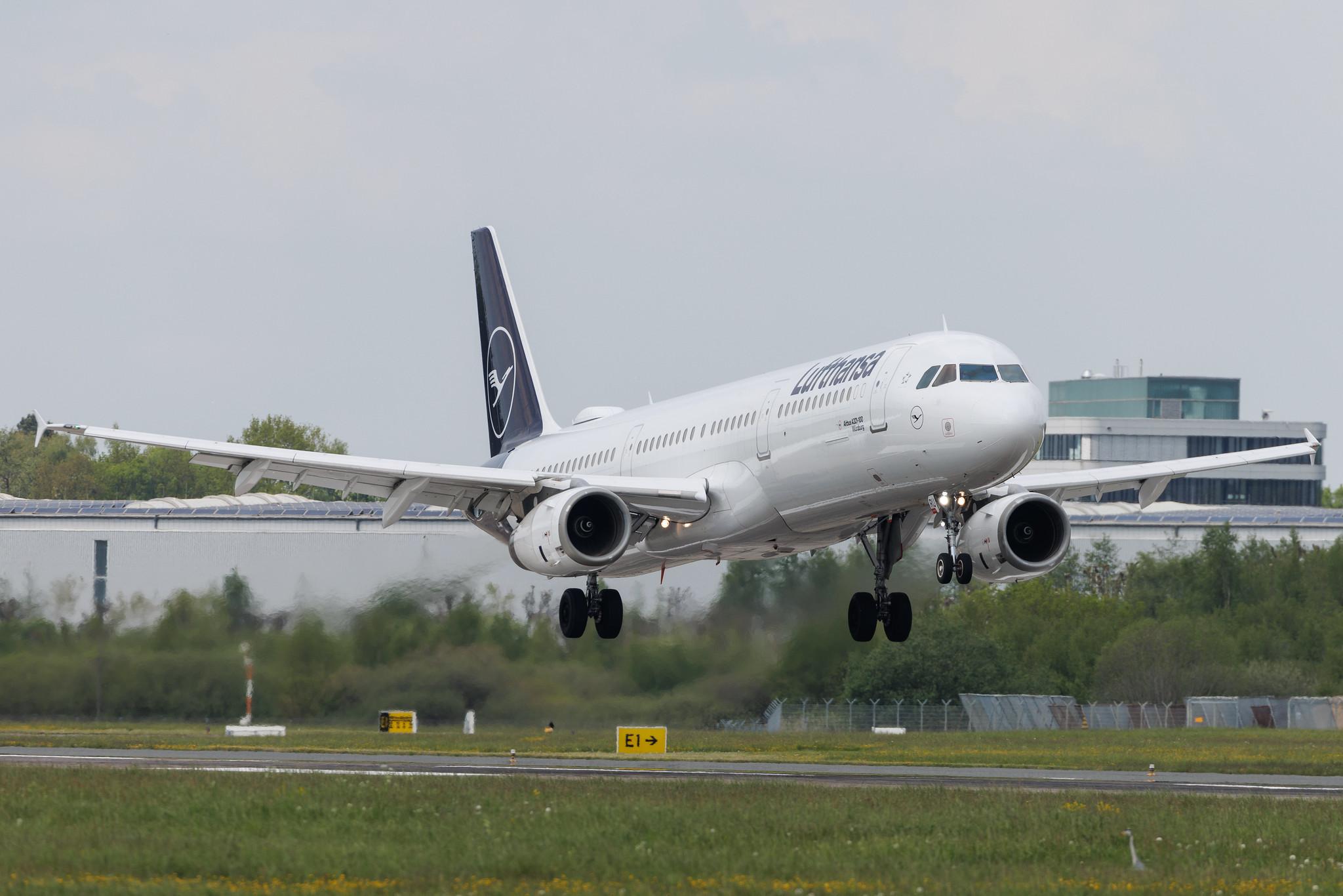 Hamburg Airport: Lufthansa (LH / DLH) | Airbus A321-131 A321 | D-AIRU | MSN 0692