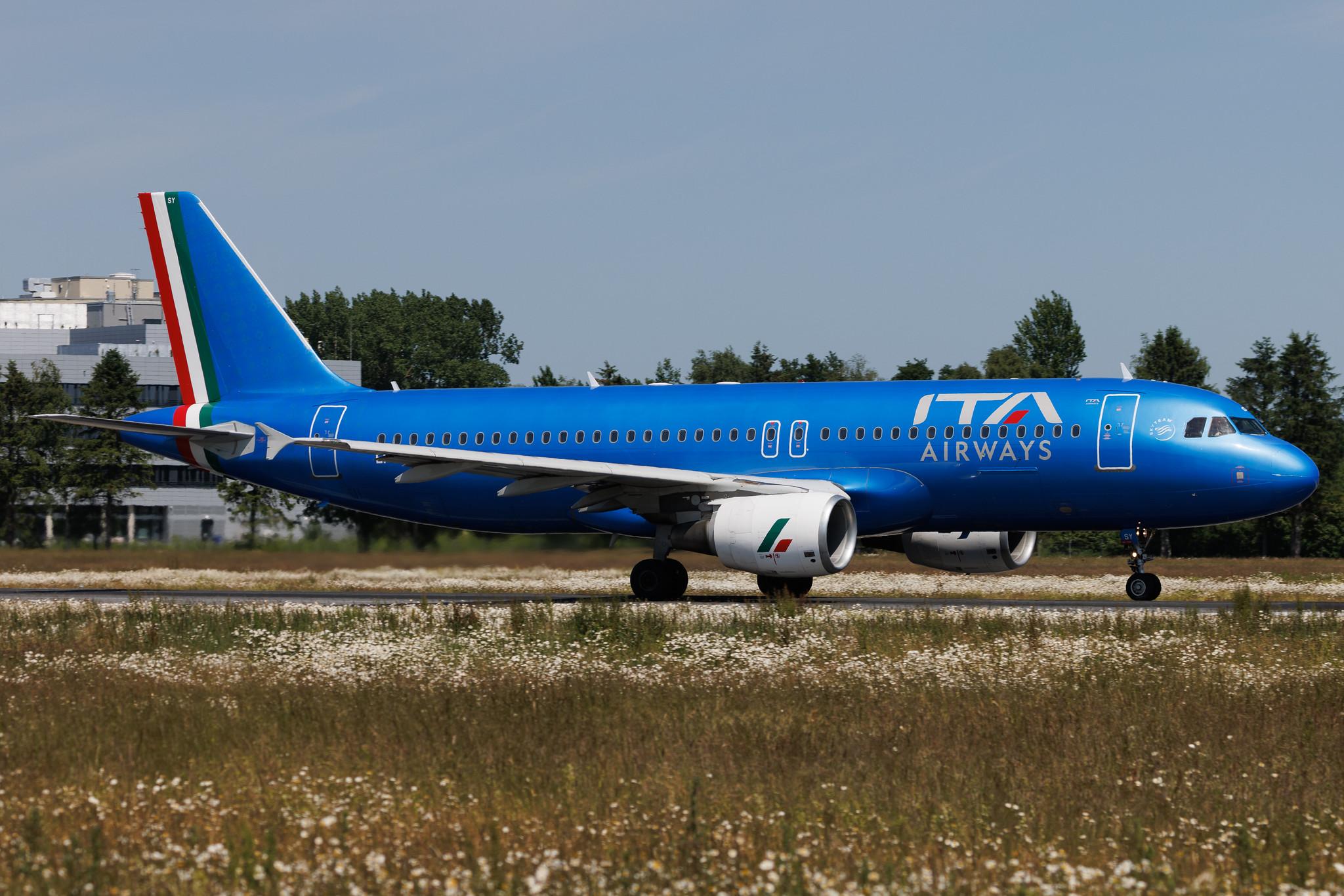 Hamburg Airport: ITA Airways (AZ / ITY) | Airbus A320-216 A320 | EI-DSY | MSN 3666