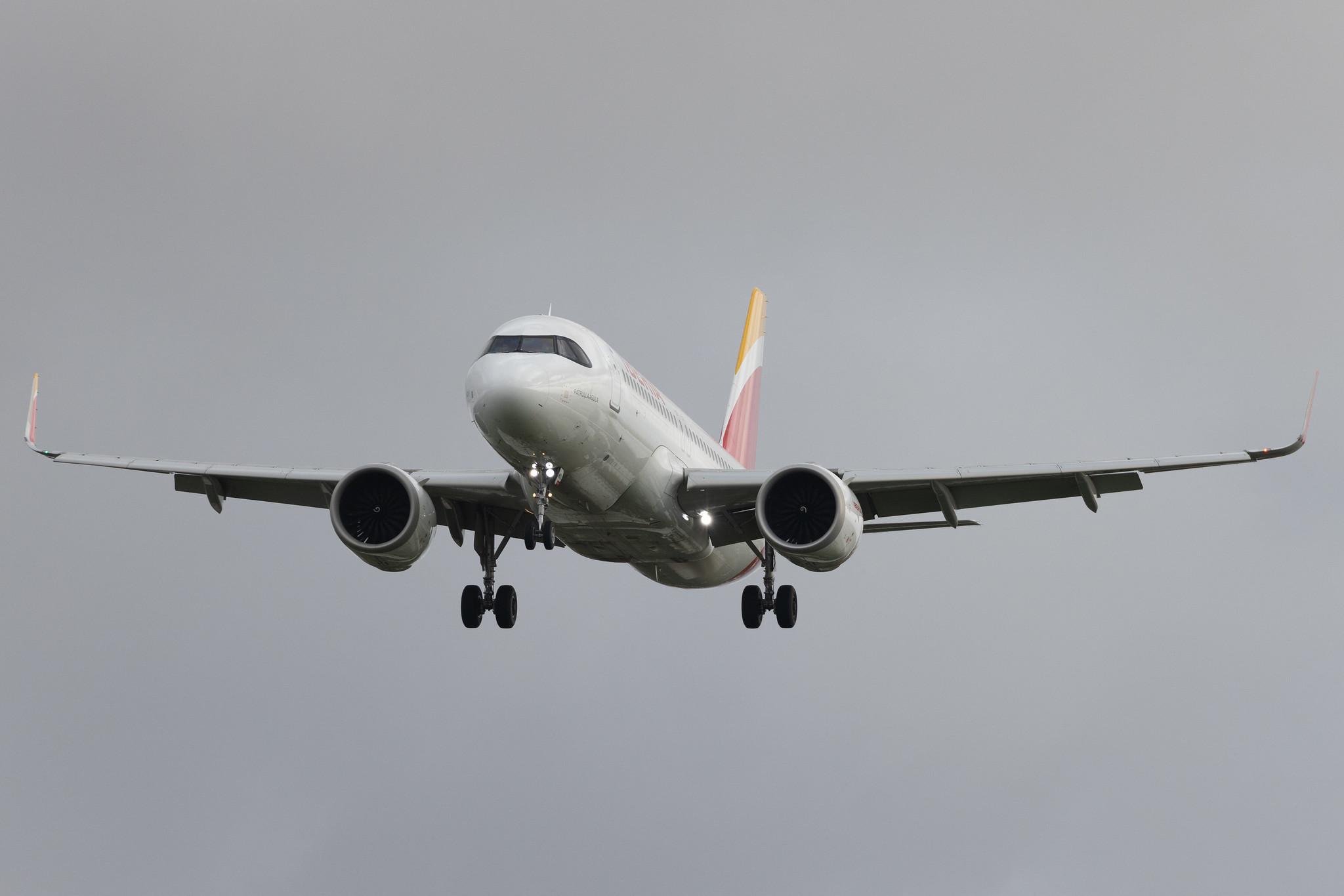 London Heathrow: Iberia (IB / IBE) | Airbus A320-251N A20N | EC-MXU | MSN 8221
