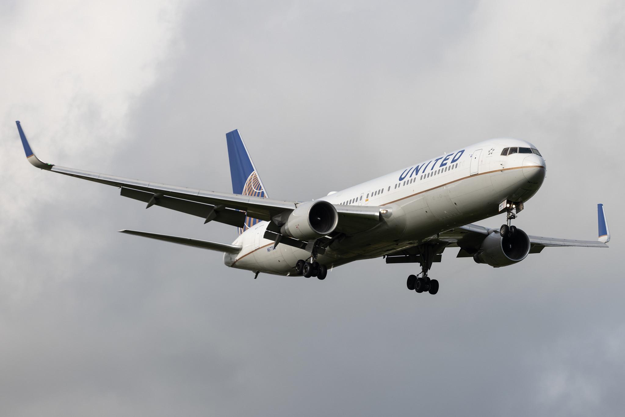 London Heathrow: United Airlines (UA / UAL) | Boeing 767-322(ER) B763 | N677UA | MSN 30029