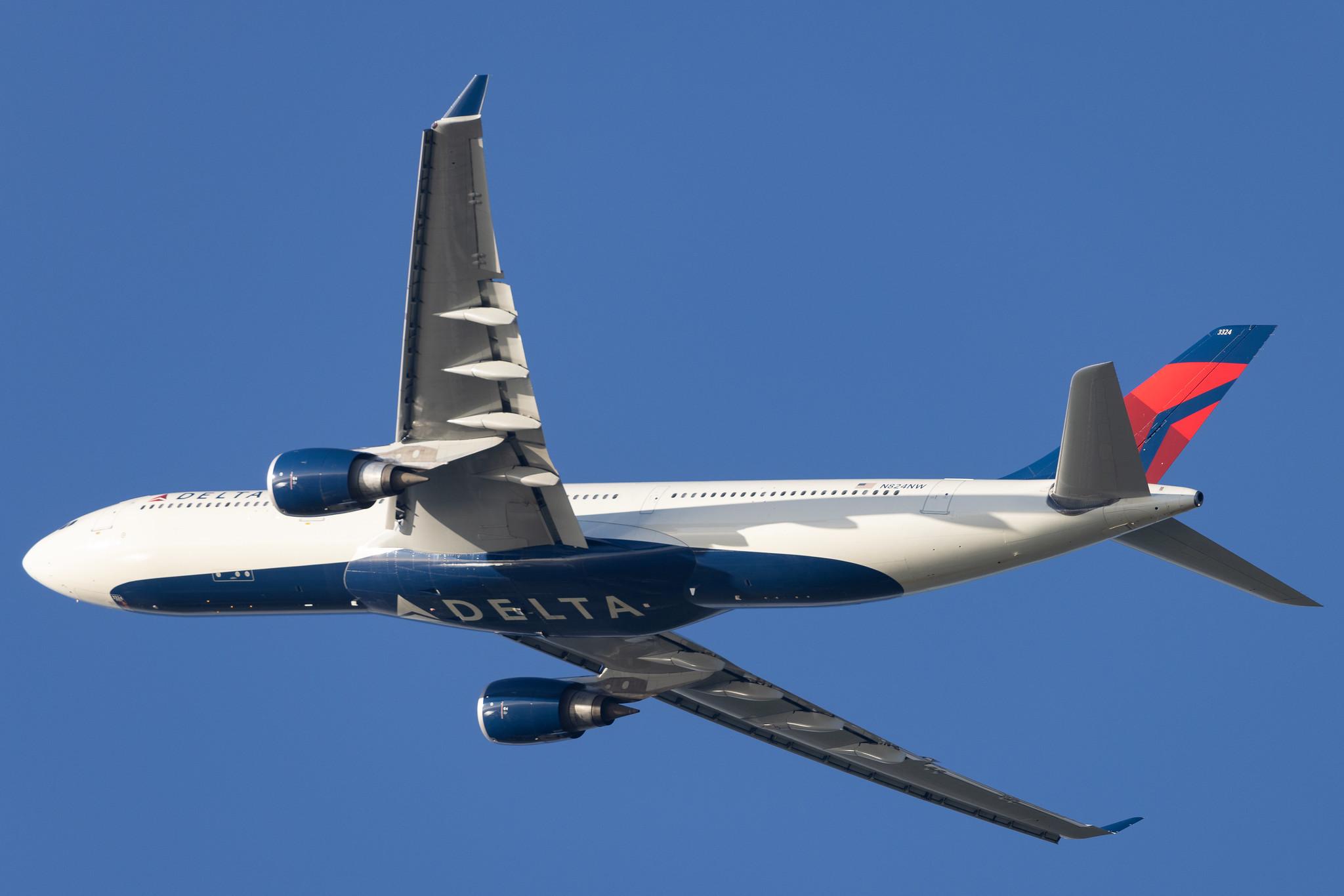 London Heathrow: Delta Air Lines (DL / DAL) | Airbus A330-302 A333 | N824NW | MSN 1637