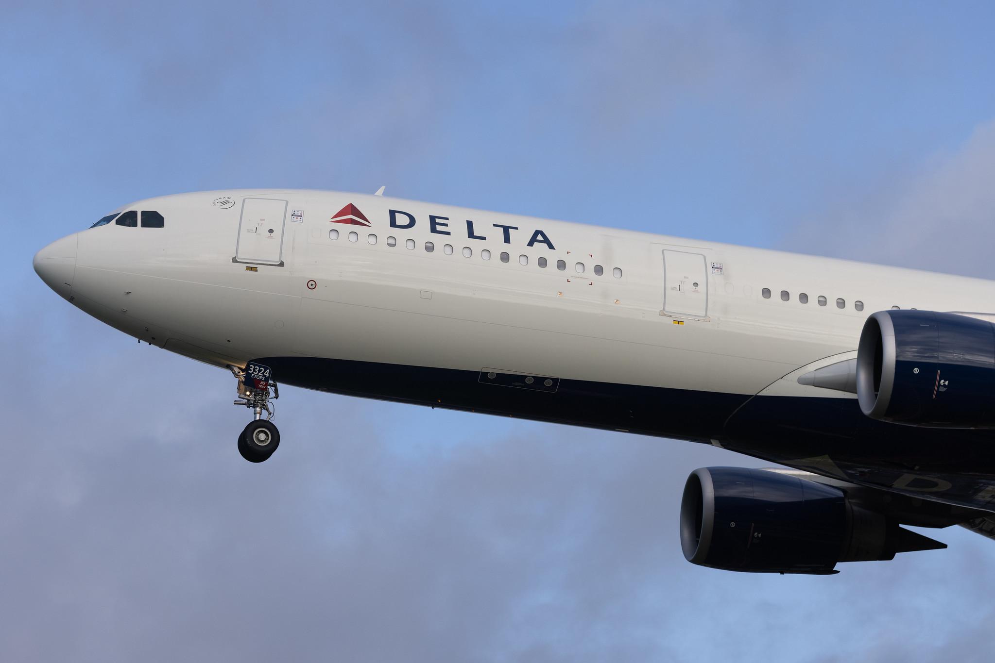 London Heathrow: Delta Air Lines (DL / DAL) | Airbus A330-302 A333 | N824NW | MSN 1637