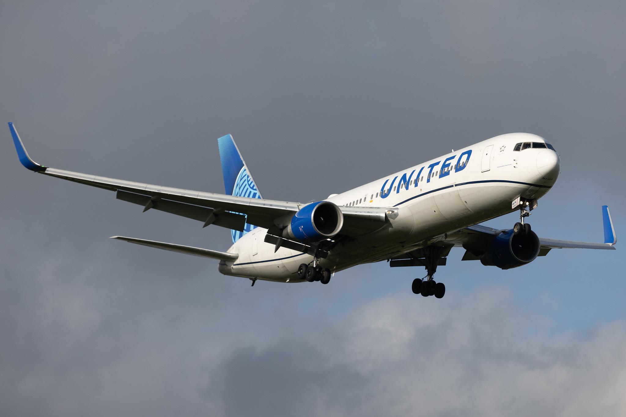 London Heathrow: United Airlines (UA / UAL) | Boeing 767-322(ER) B763 | N676UA | MSN 30028