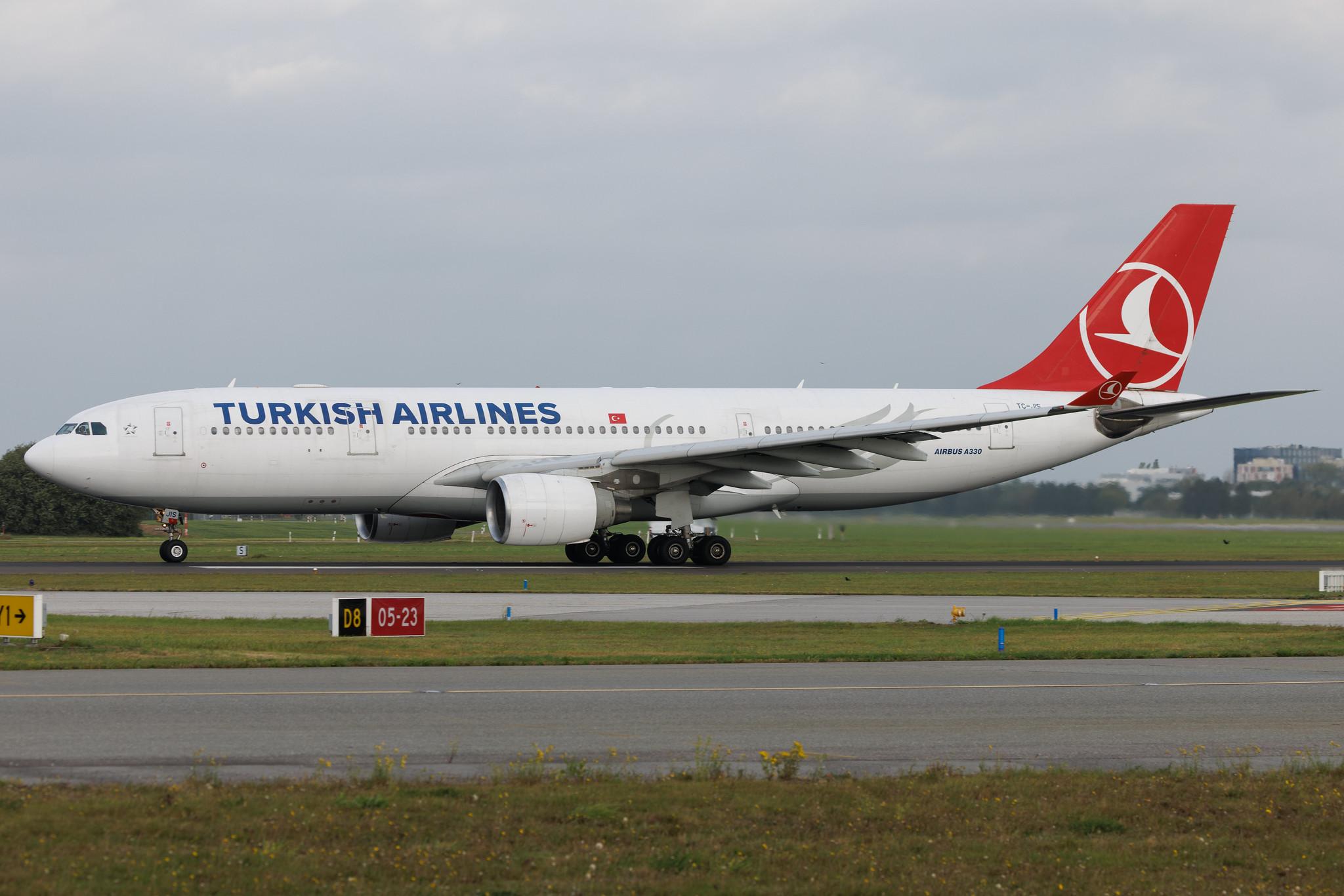 Hamburg Airport: Turkish Airlines (TK / THY) | Airbus A330-223 A332 | TC-JIS | MSN 0961