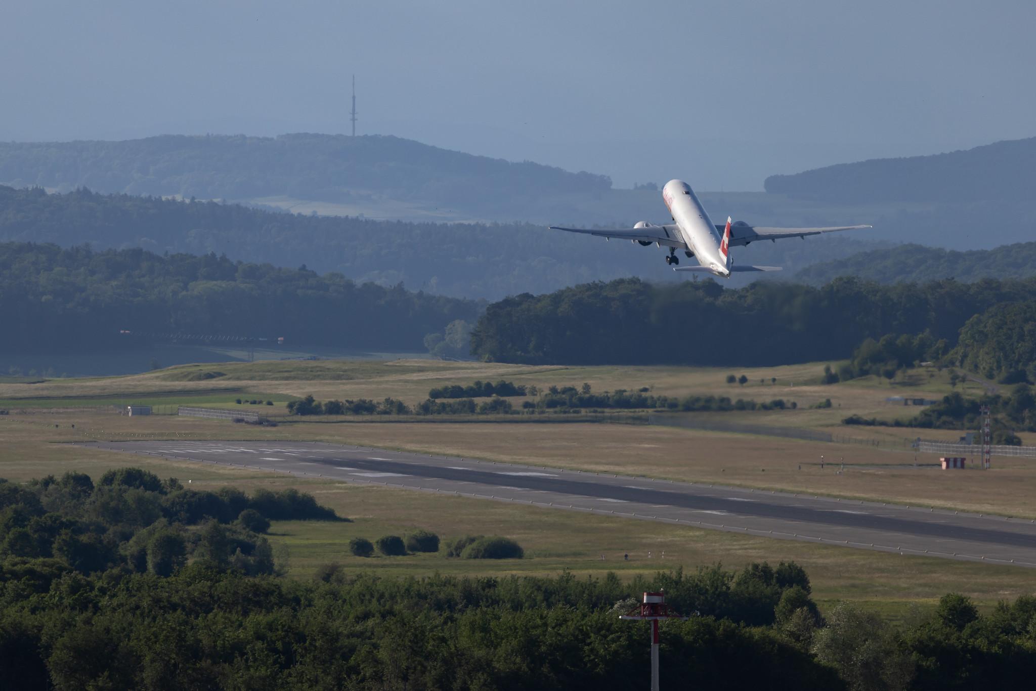Flughafen Zürich: Swiss (LX / SWR) | Boeing 777-3DE(ER) B77W | HB-JNA | MSN 44582