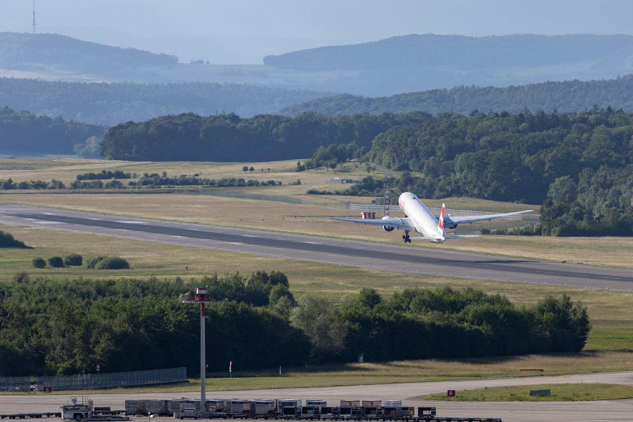 Flughafen Zürich: Swiss (LX / SWR) | Boeing 777-3DE(ER) B77W | HB-JNA | MSN 44582