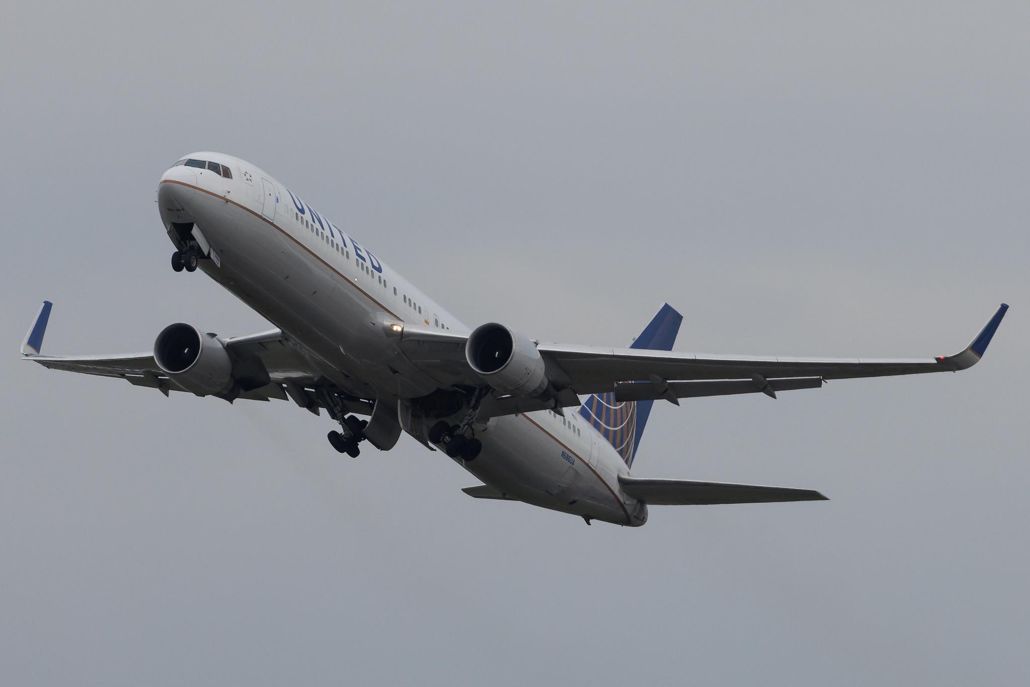 London Heathrow: United Airlines (UA / UAL) | Boeing 767-3CB(ER) B763 | N686UA | MSN 33468