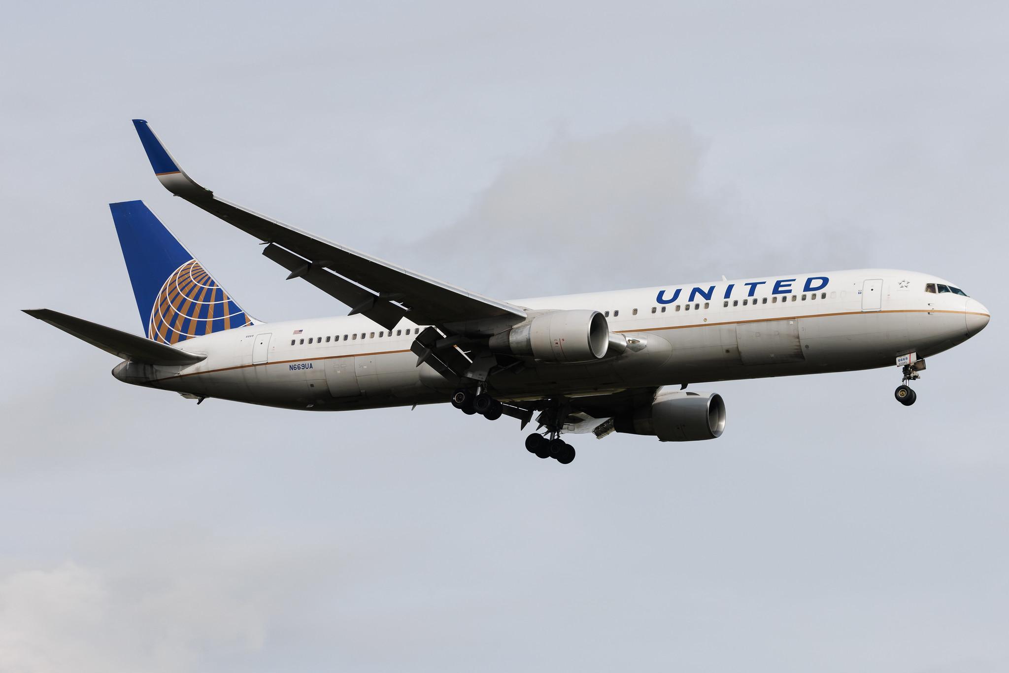 London Heathrow: United Airlines (UA / UAL) | Boeing 767-322(ER) B763 | N669UA | MSN 30025